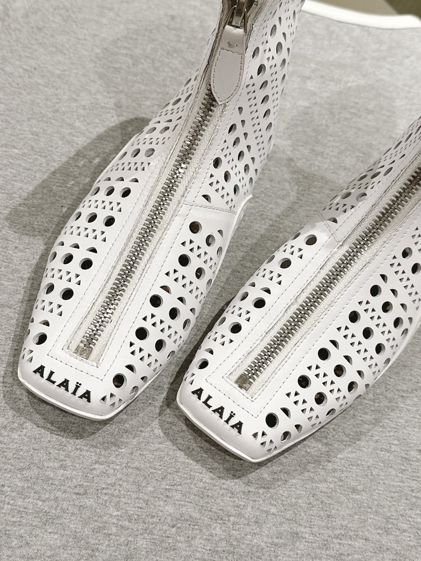 “Black Drilled Leather Ballet Shoes with Bling Water Drills | 2025 SS Alaia Web Series” - 图片 3