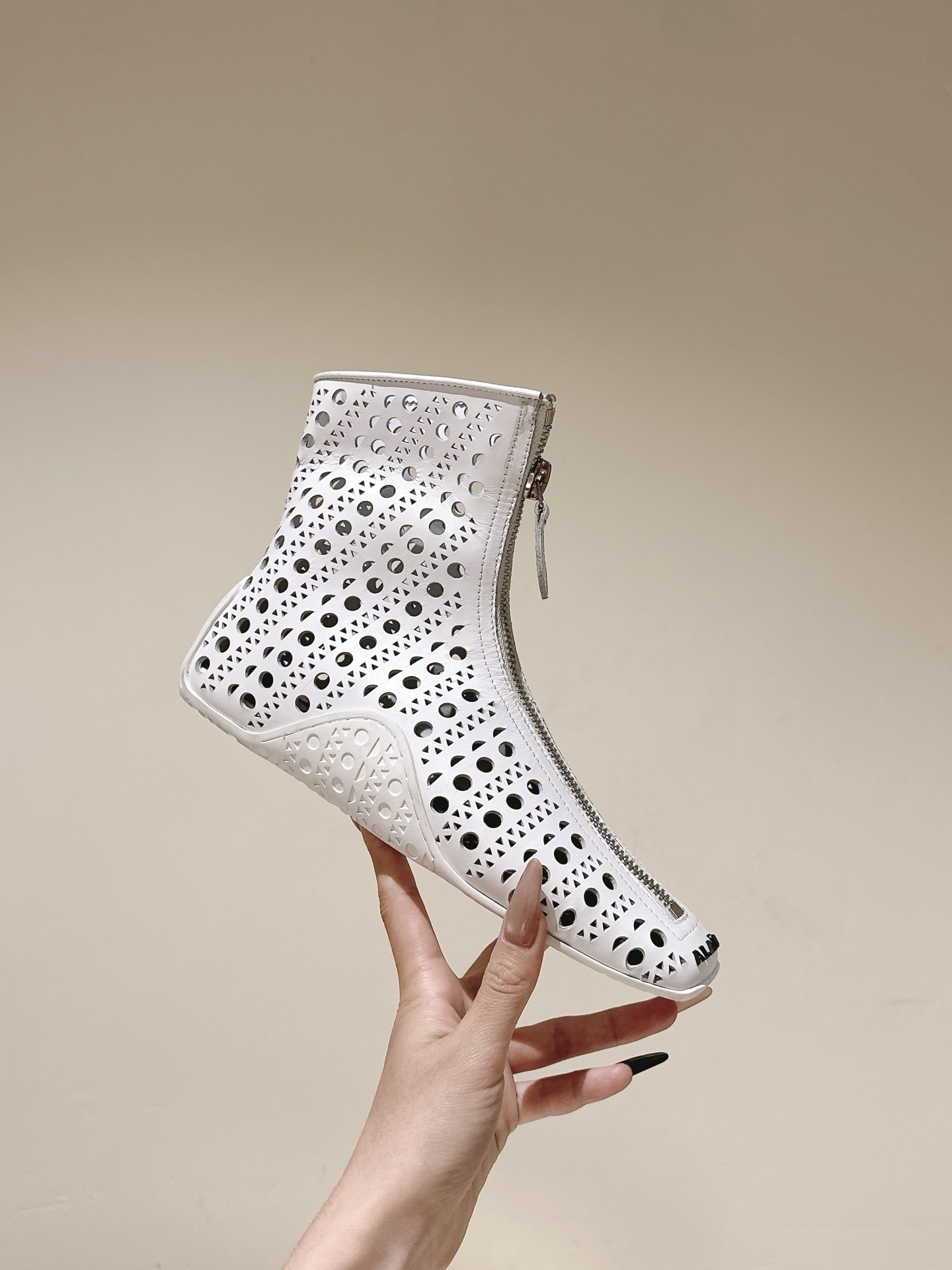 “Black Drilled Leather Ballet Shoes with Bling Water Drills | 2025 SS Alaia Web Series” - 图片 7