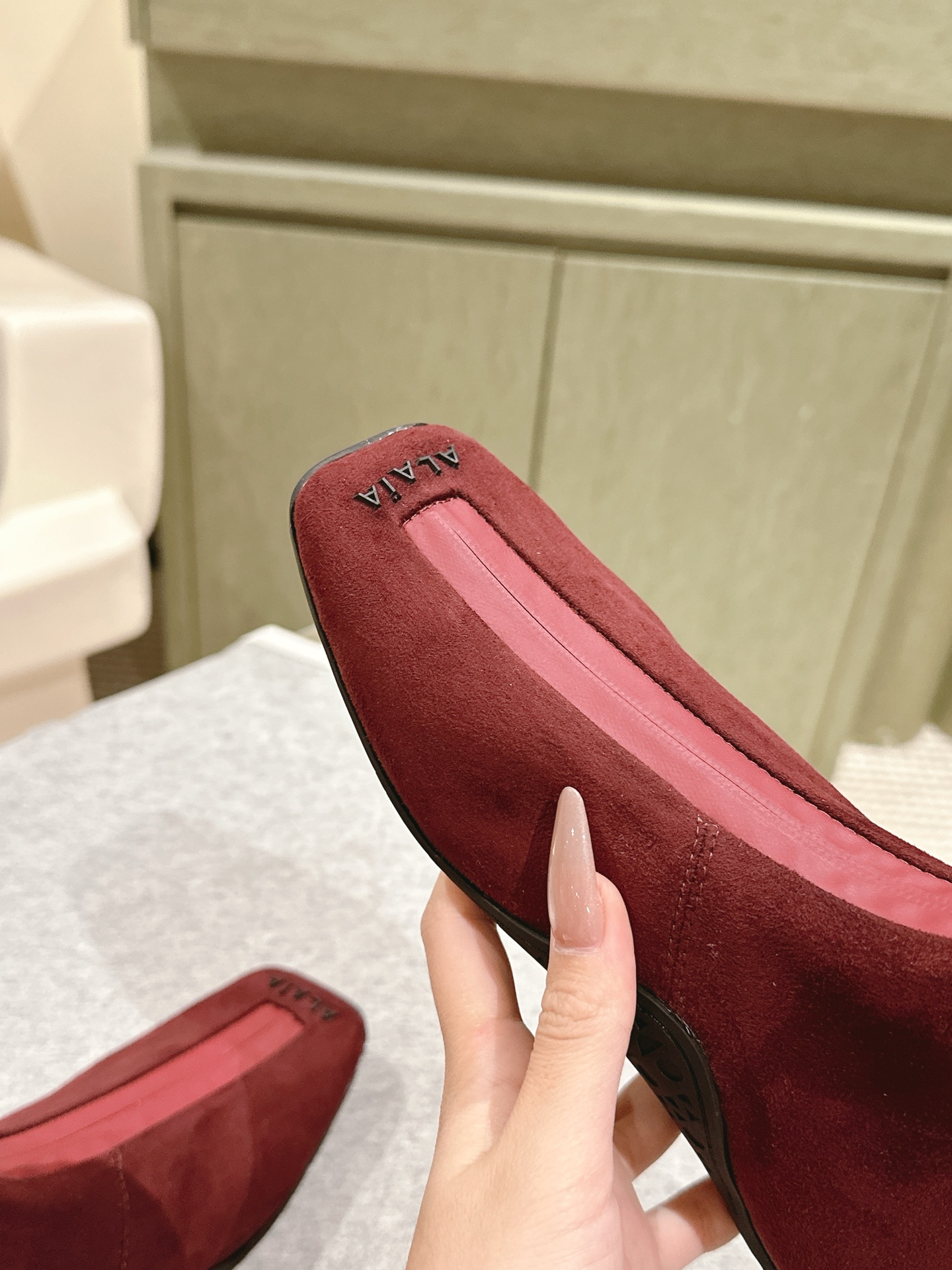 Title: “Alaia Web Series Introduces Elegant Ballet Shoes with Drilling Details” Summary: New Alaia ballet shoes feature black drilled leather with bling water drills, inspired by Japanese shoe - 图片 3