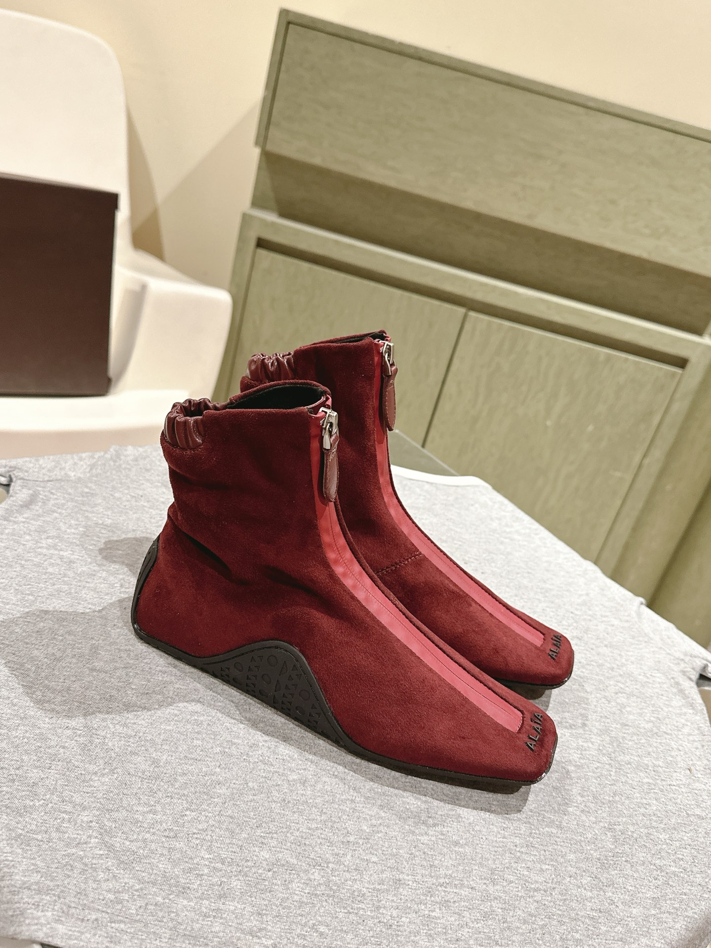 Title: “Alaia Web Series Introduces Elegant Ballet Shoes with Drilling Details” Summary: New Alaia ballet shoes feature black drilled leather with bling water drills, inspired by Japanese shoe