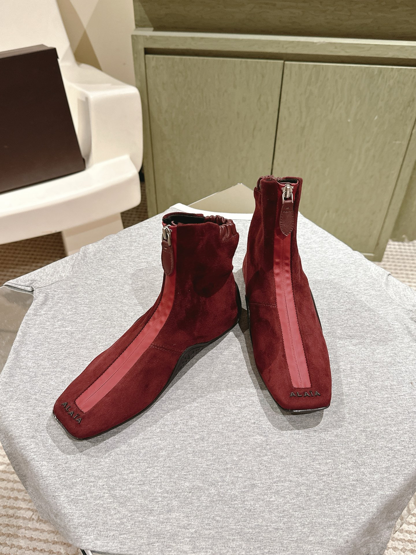 Title: “Alaia Web Series Introduces Elegant Ballet Shoes with Drilling Details” Summary: New Alaia ballet shoes feature black drilled leather with bling water drills, inspired by Japanese shoe - 图片 2