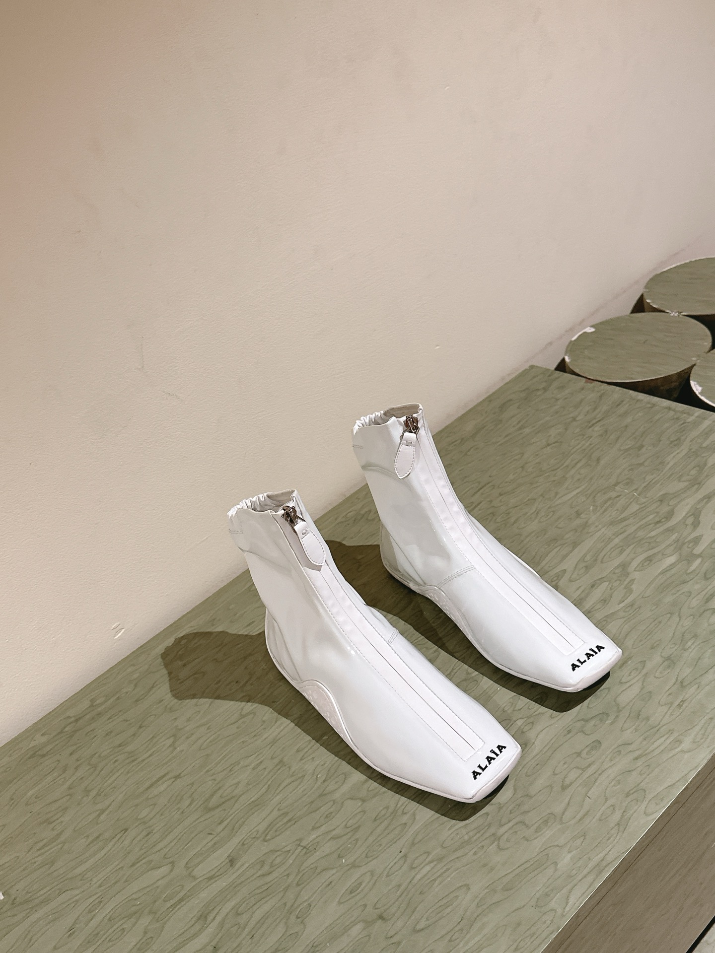 “New 2025 Alaia Web Series: Black Drilled Leather Ballet Shoes with Bling Water Drills and Customization Options” - 图片 6