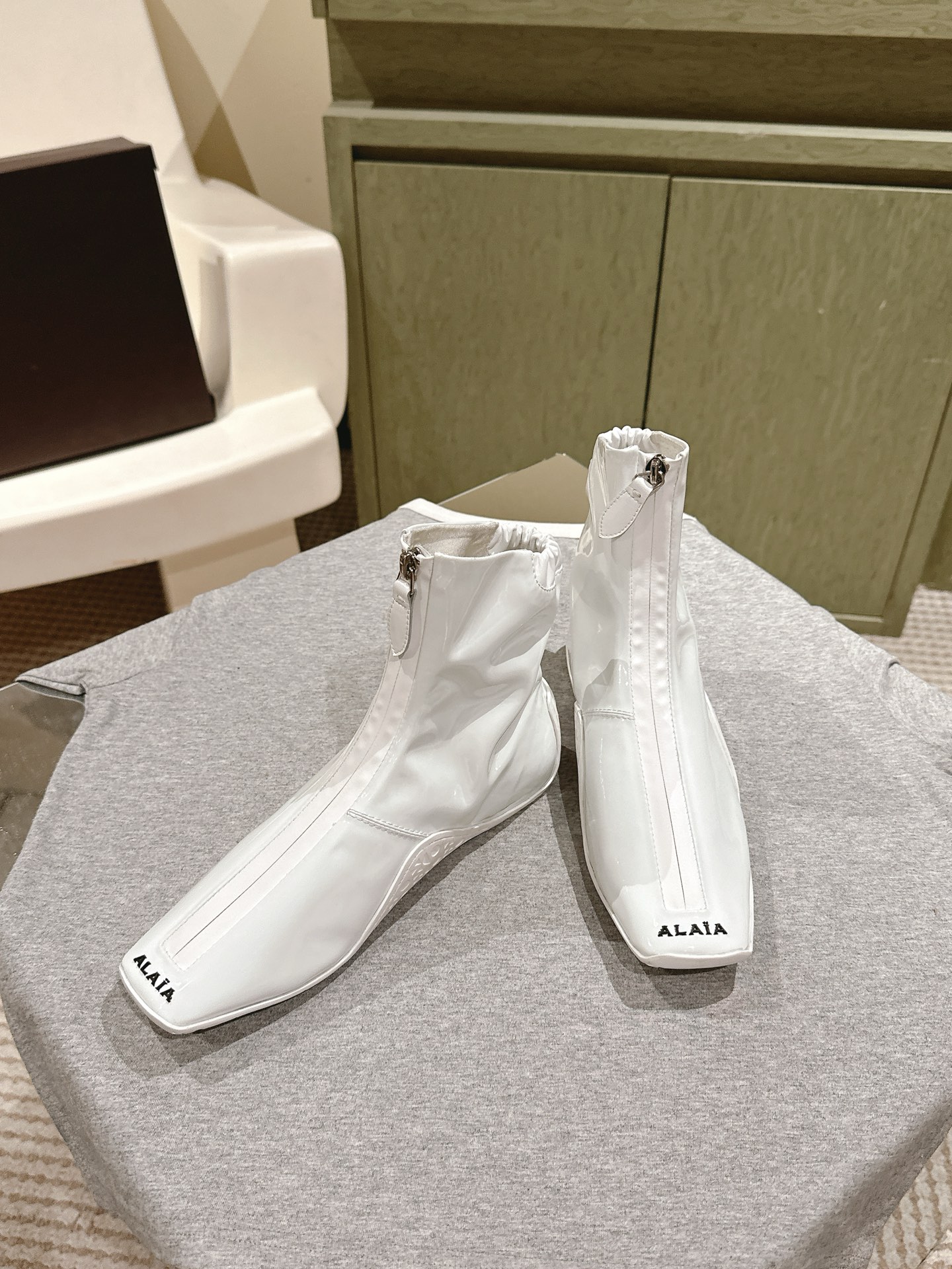 “New 2025 Alaia Web Series: Black Drilled Leather Ballet Shoes with Bling Water Drills and Customization Options” - 图片 2