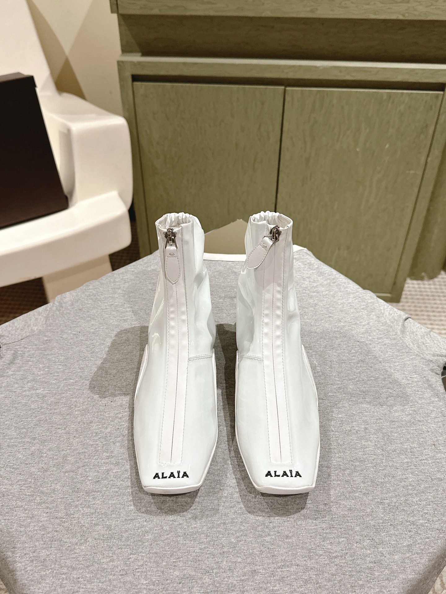 “New 2025 Alaia Web Series: Black Drilled Leather Ballet Shoes with Bling Water Drills and Customization Options” - 图片 9