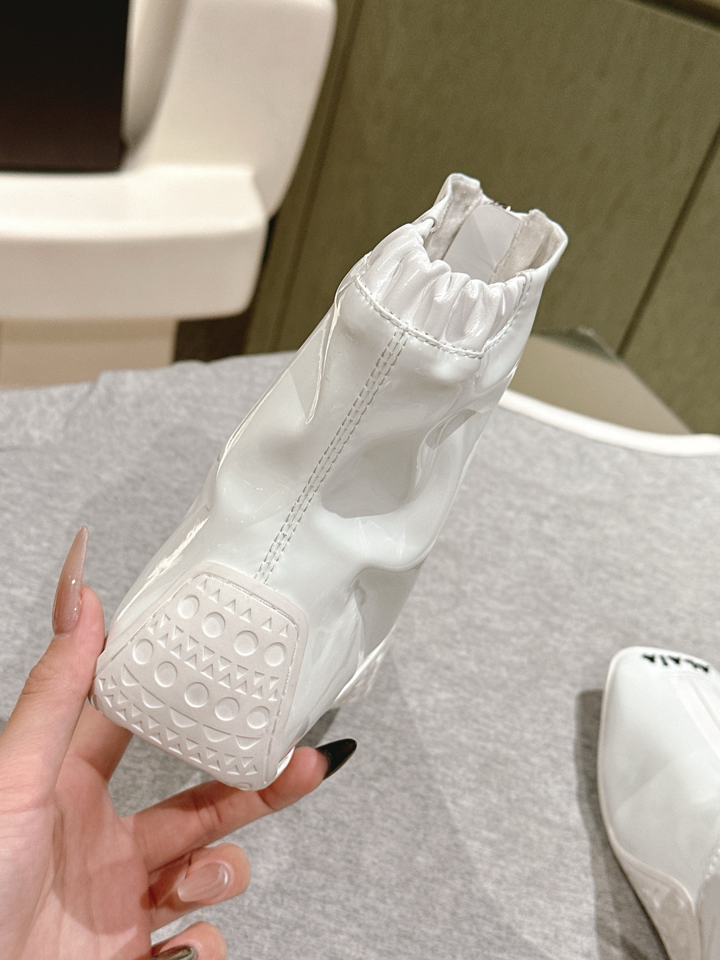 “New 2025 Alaia Web Series: Black Drilled Leather Ballet Shoes with Bling Water Drills and Customization Options” - 图片 4