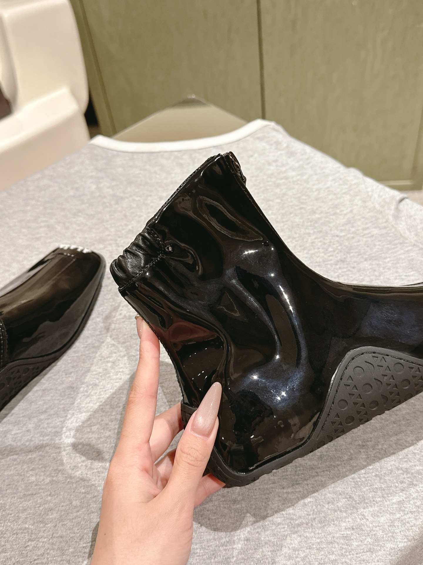 “2025 Alaia Web Series: Black Drilled Leather Ballet Shoes with Bling Water Drills” - 图片 5