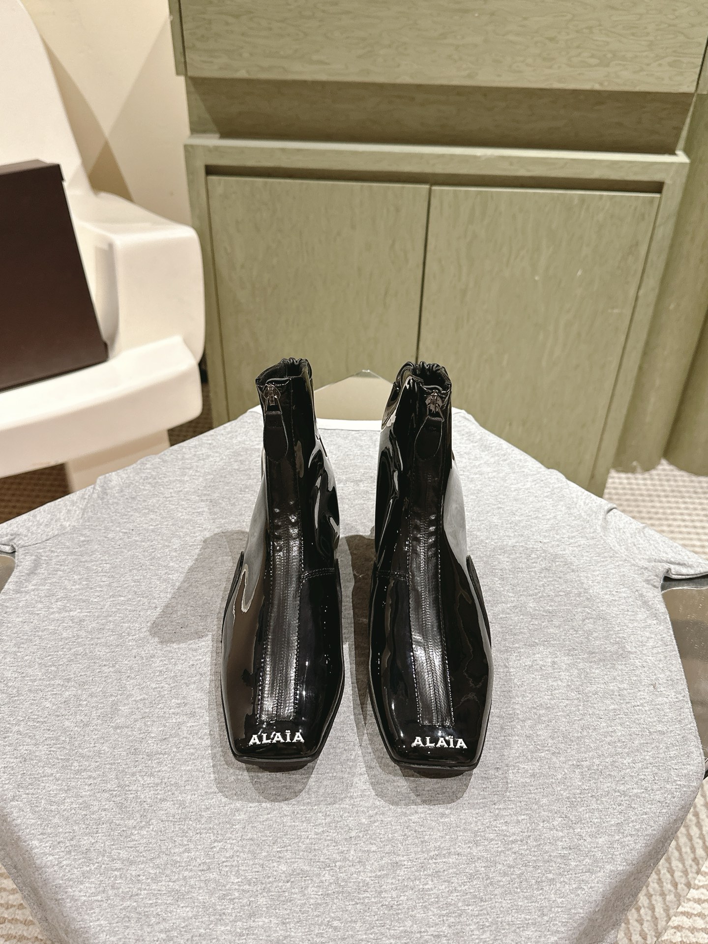 NO:471172,| 5 Alaia mesh series new products integrate the agility of ballet into daily life, and portrays the classic outline of dance shoes with modern brushstrokes!  Black diamond-edged leather ballet shoes, draw inspiration from classic Japanese shoes, Bling rhinestones embellished on the upper, simple but not complicated, suitable for a variety of shapes, and the steps are flexible and fashionable. Diamond decoration fishnet ballet shoes, avant-garde mesh upper is matched with classic ballet shoes, the shining diamond decoration highlights the exquisite craftsmanship, and the combination of soft materials. The lacquered leather trim is both casual and elegant, giving the original sweetness a bit unruly style. Size 35-42 (40/41/42” Customized, a full set of counter synchronous gift box packaging!, boots, alaia, boots19860909| 5  Alaia 网面系列新品 以芭蕾的灵动意韵融于日常,以现代笔触刻画舞鞋经典轮廓！ 黑色钻饰皮质款芭蕾舞鞋,从经典日式鞋履汲取灵感,Bling水钻点缀于鞋面,简而不繁适合多种造型,步履之间灵动时髦. 钻饰渔网芭蕾舞鞋,前卫的网眼鞋面搭配经典芭蕾舞鞋型,光芒闪耀的钻饰凸显精妙工艺,柔软材质结合.漆面皮质饰边,既随性又优雅,让原本的甜美感多了一分不羁的风格.Size 35-42（40/41/42」定制 全套专柜同步礼盒包装！,靴子,alaia,boots,Women's Shoes