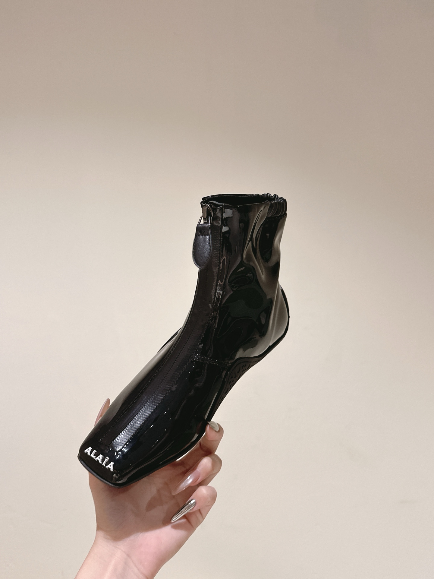 “2025 Alaia Web Series: Black Drilled Leather Ballet Shoes with Bling Water Drills” - 图片 8