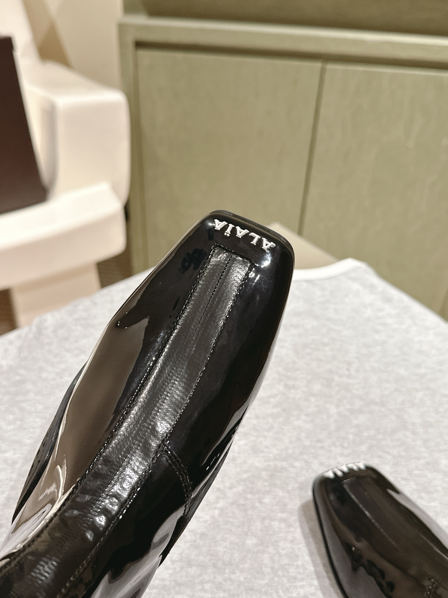 “2025 Alaia Web Series: Black Drilled Leather Ballet Shoes with Bling Water Drills” - 图片 3