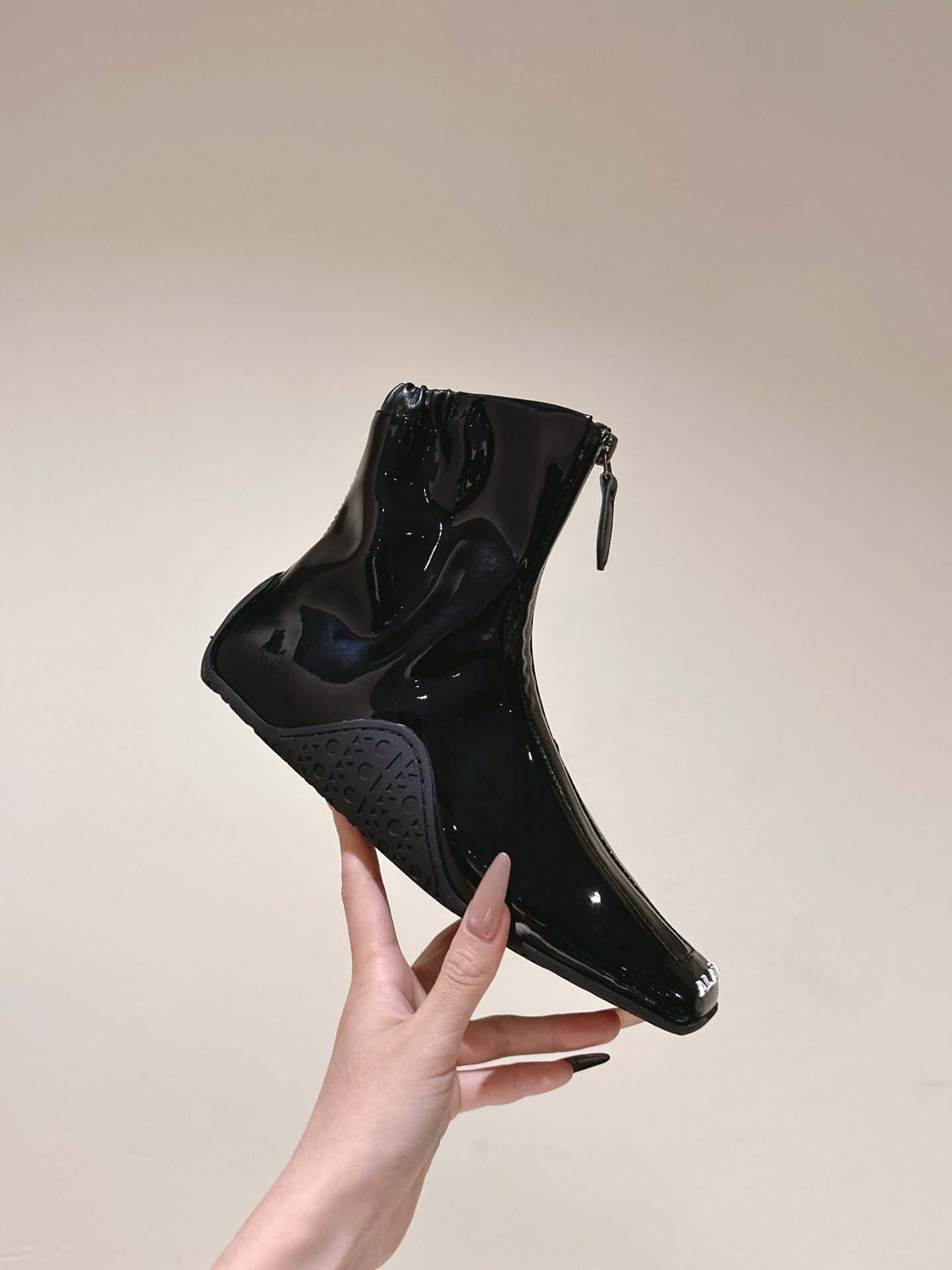 “2025 Alaia Web Series: Black Drilled Leather Ballet Shoes with Bling Water Drills” - 图片 7