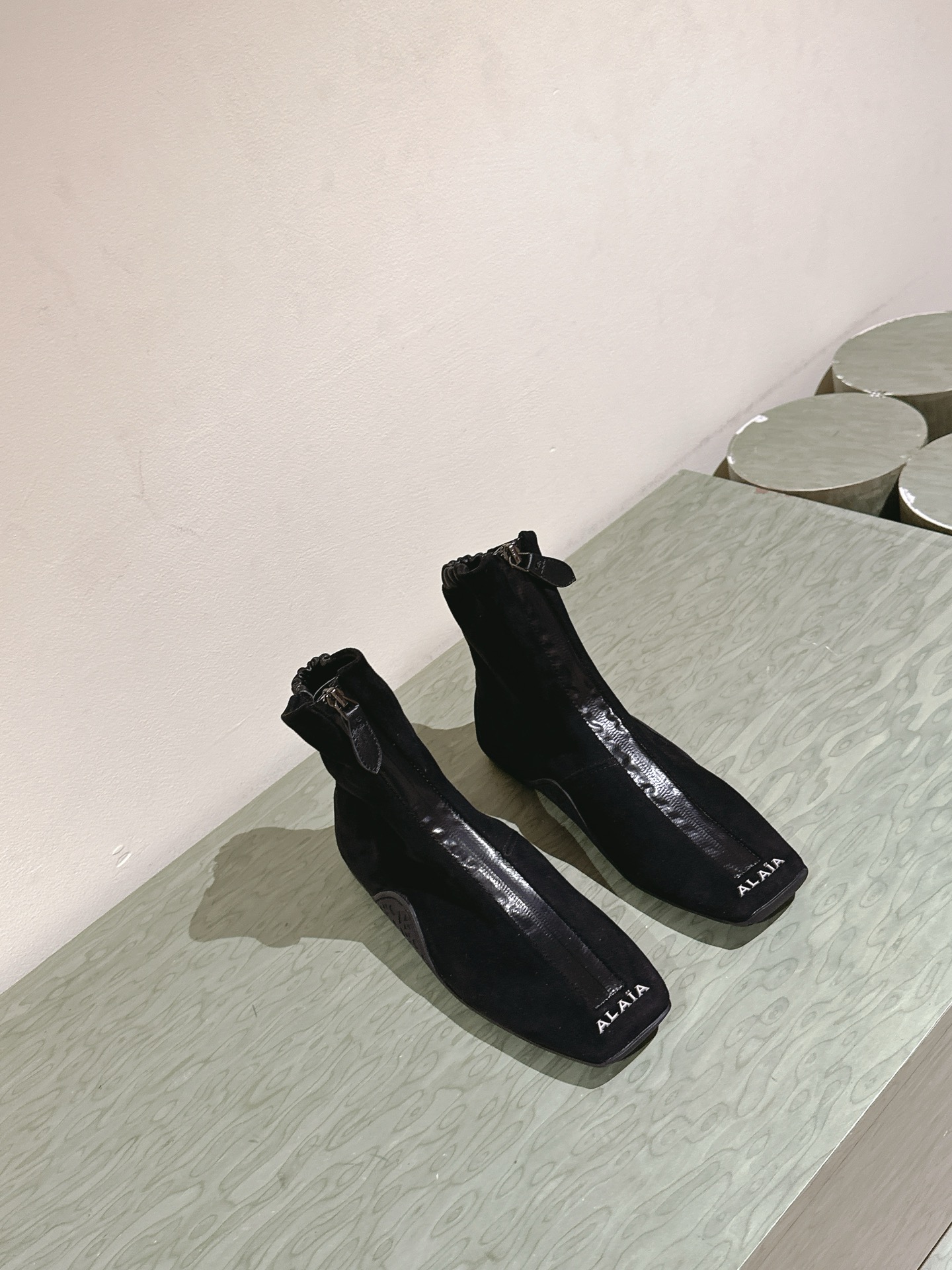 “Stylish Black Drilled Leather Ballet Shoes – Japanese-Inspired Designs with Water Drills | 2025 Collection” - 图片 6