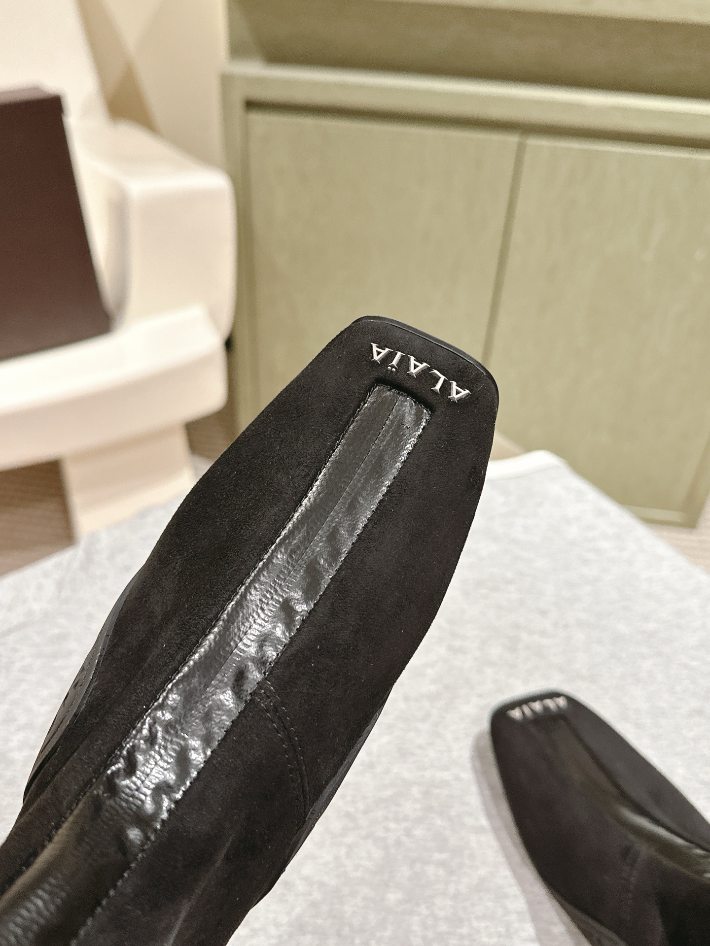 “Stylish Black Drilled Leather Ballet Shoes – Japanese-Inspired Designs with Water Drills | 2025 Collection” - 图片 3