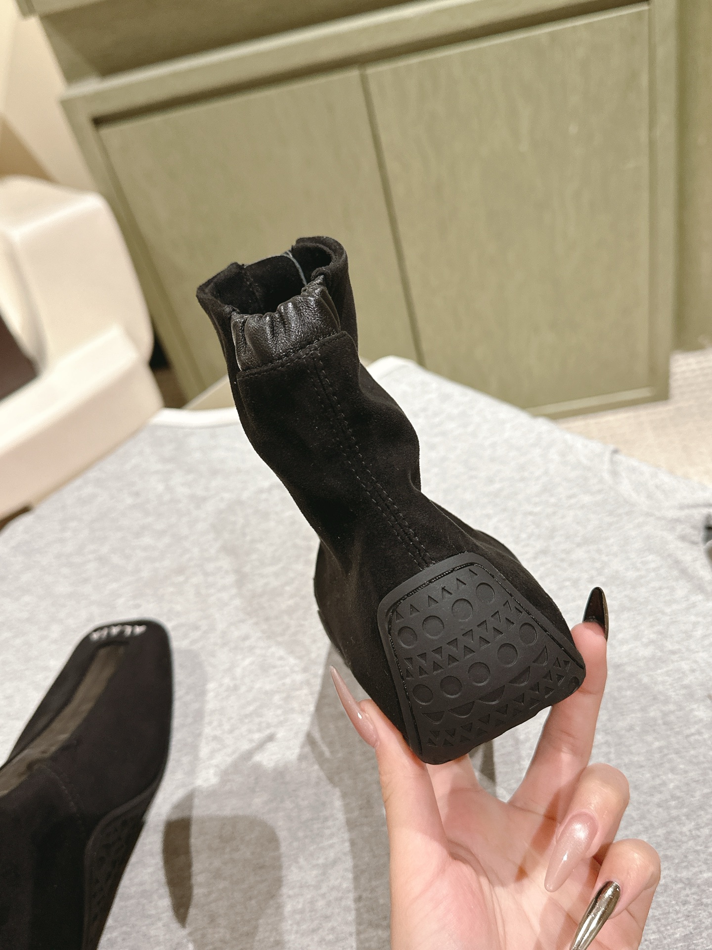 “Stylish Black Drilled Leather Ballet Shoes – Japanese-Inspired Designs with Water Drills | 2025 Collection” - 图片 4