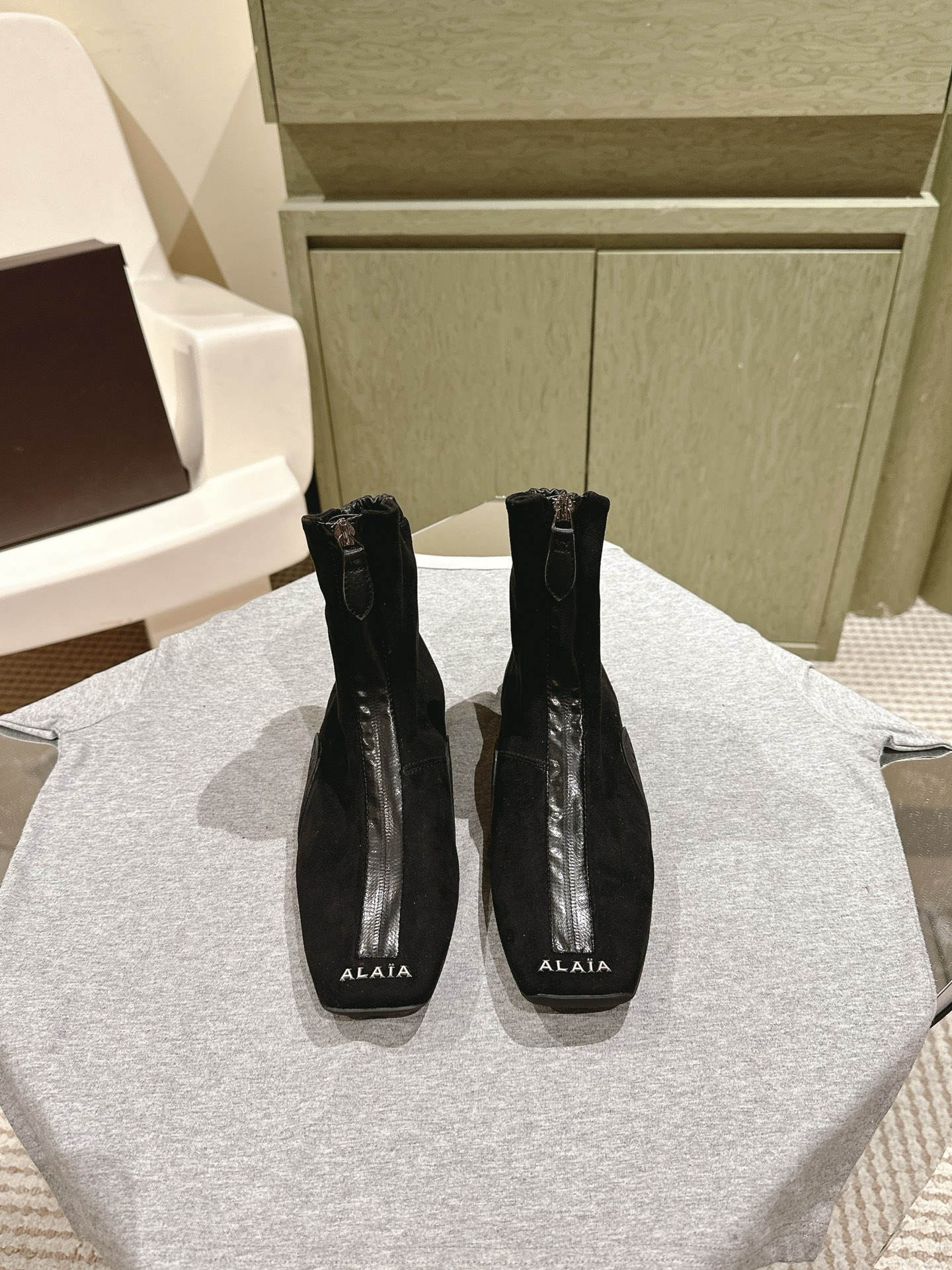 “Stylish Black Drilled Leather Ballet Shoes – Japanese-Inspired Designs with Water Drills | 2025 Collection” - 图片 9