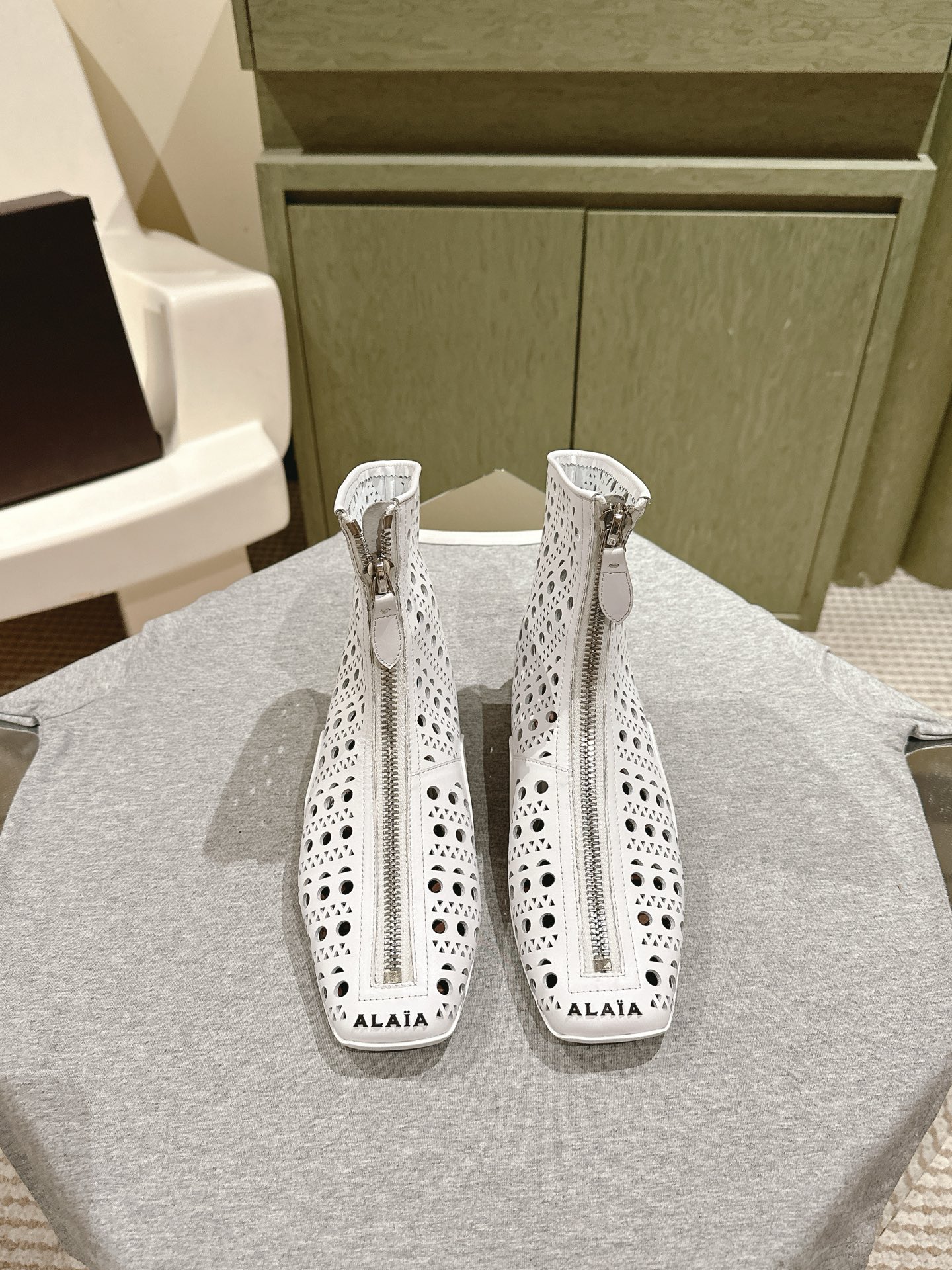 “Black Drilled Leather Ballet Shoes with Bling Water Drills | 2025 SS Alaia Web Series” - 图片 9