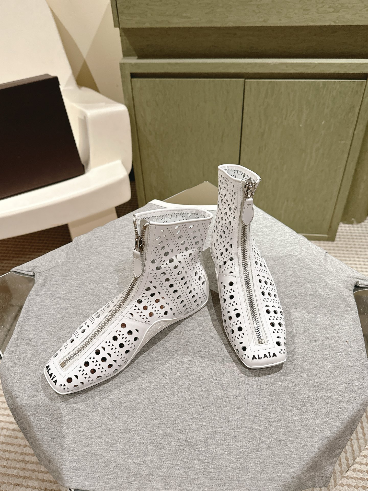 “Black Drilled Leather Ballet Shoes with Bling Water Drills | 2025 SS Alaia Web Series” - 图片 2