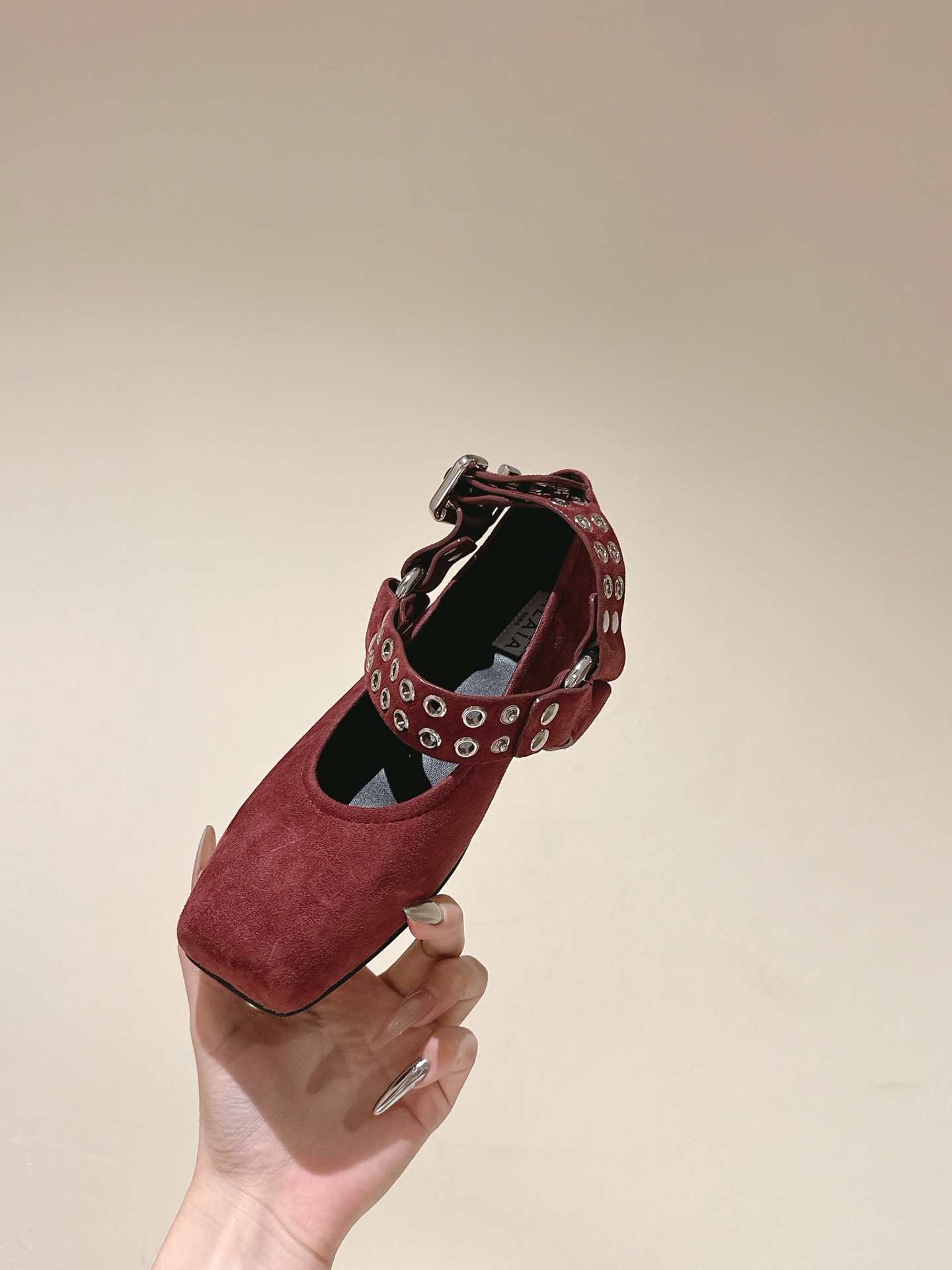 Title: “912 | 2025 ssAlaia Web Series: Drill-Embellished Leather Ballet Shoes Collection Summary: New leather ballet shoes with drill embellishments inspired by Japanese tracks, offering - 图片 8