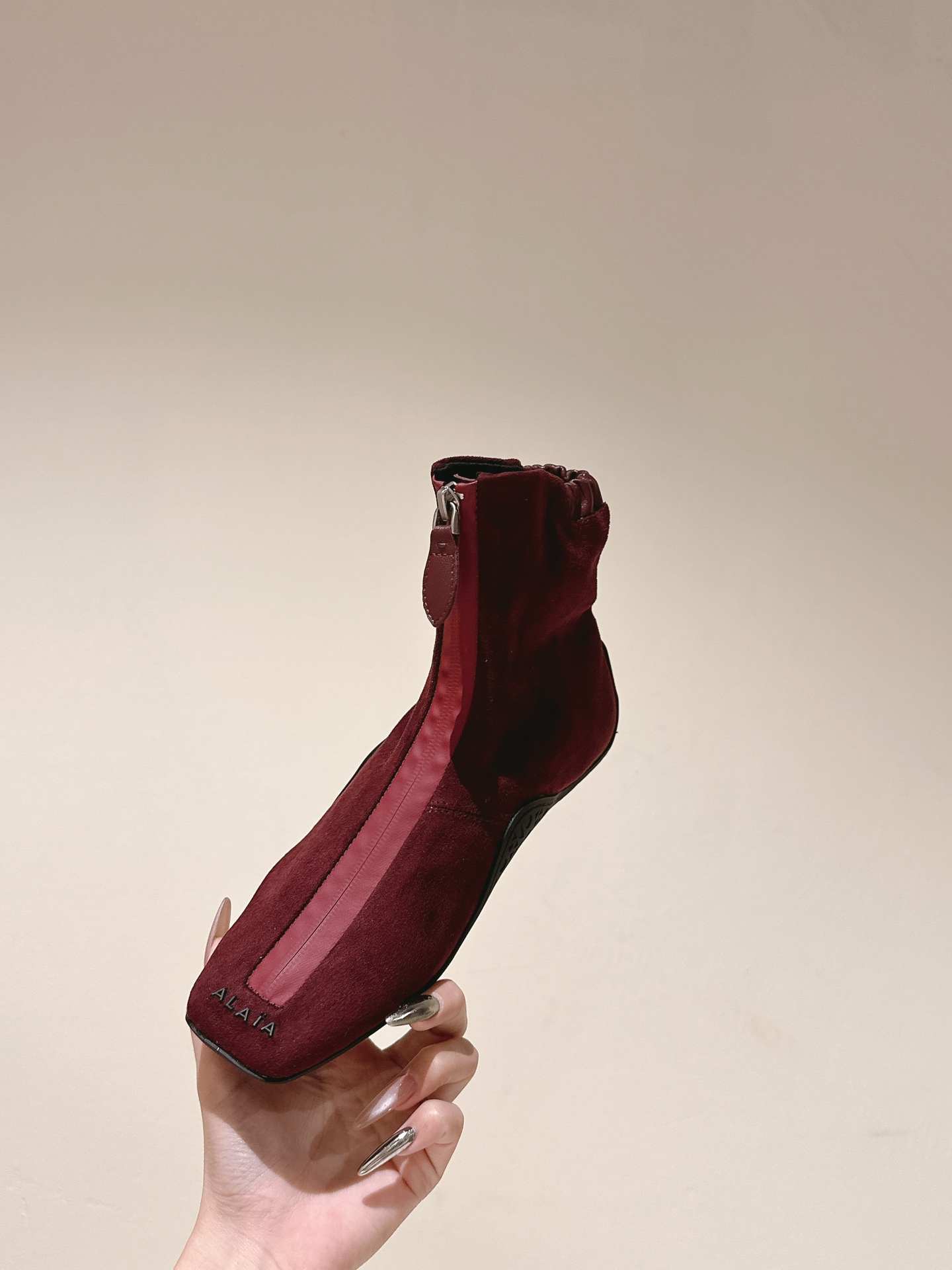 Title: “Alaia Web Series Introduces Elegant Ballet Shoes with Drilling Details” Summary: New Alaia ballet shoes feature black drilled leather with bling water drills, inspired by Japanese shoe - 图片 8