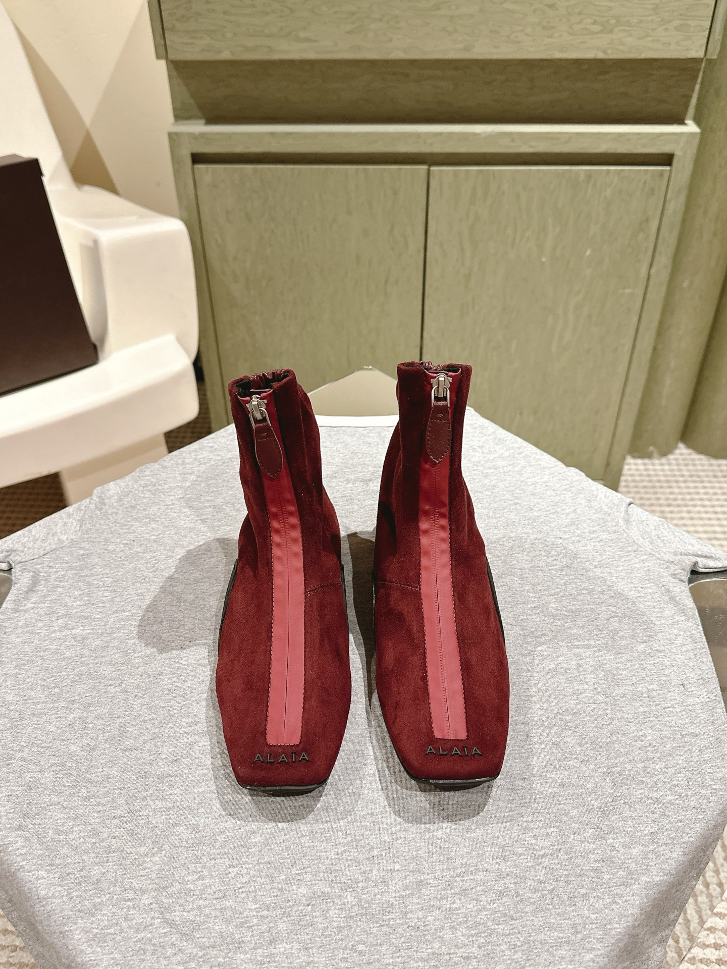 Title: “Alaia Web Series Introduces Elegant Ballet Shoes with Drilling Details” Summary: New Alaia ballet shoes feature black drilled leather with bling water drills, inspired by Japanese shoe - 图片 9