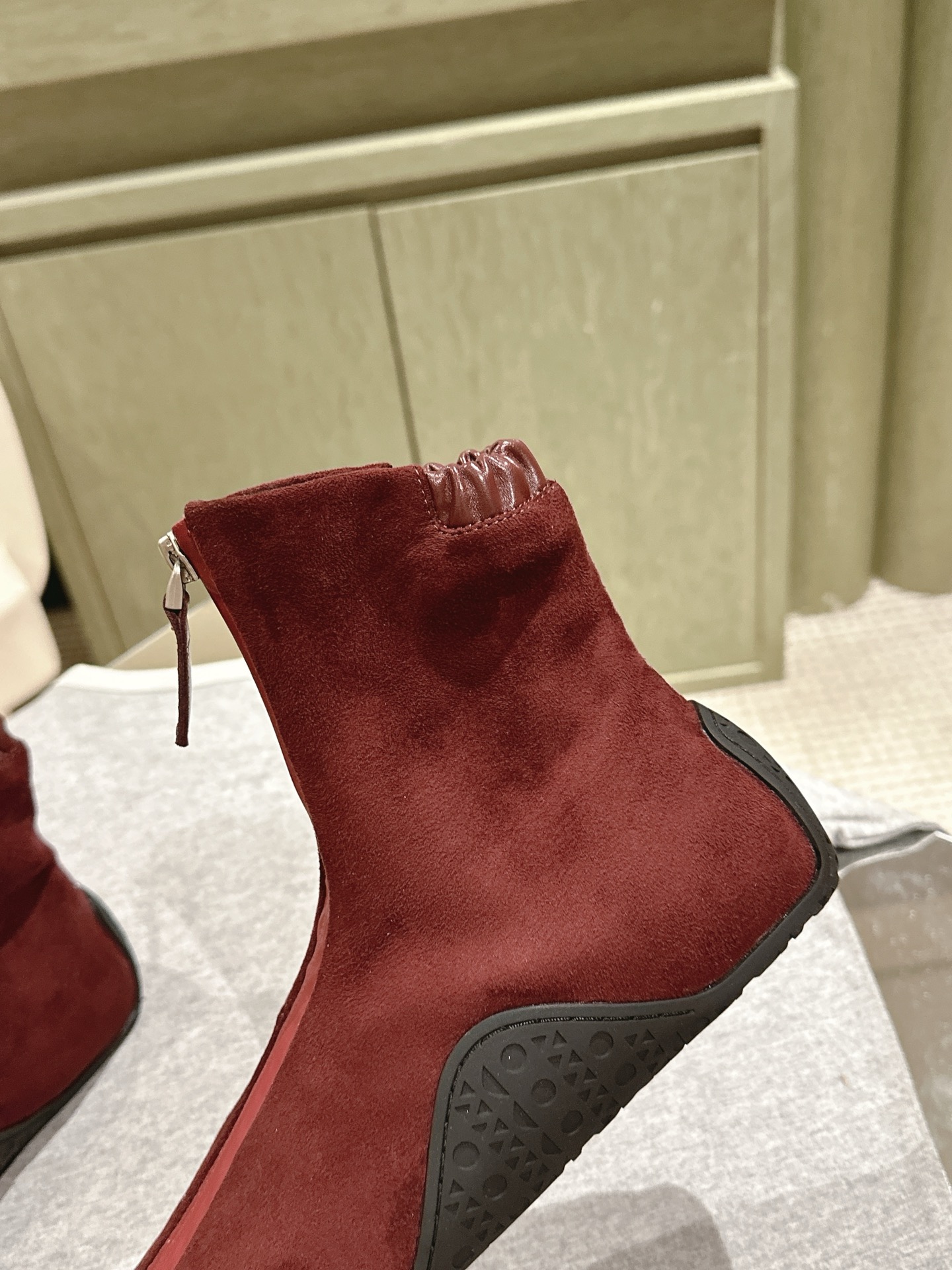 Title: “Alaia Web Series Introduces Elegant Ballet Shoes with Drilling Details” Summary: New Alaia ballet shoes feature black drilled leather with bling water drills, inspired by Japanese shoe - 图片 4