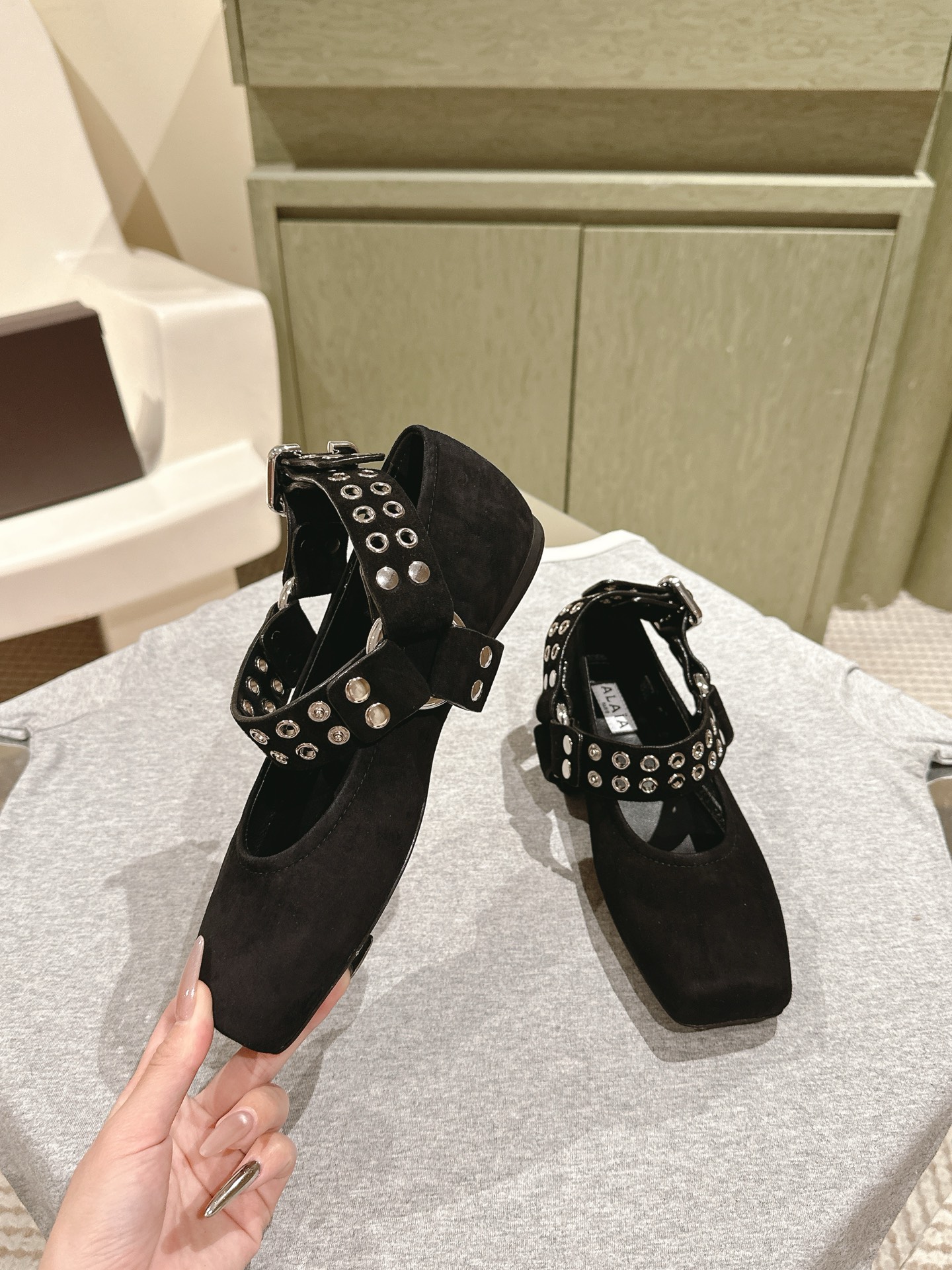 Title: 912 | 2025 ssAlaia Web Series: Elegant Ballet Shoes with Drilled Details Summary: New ballerina-style leather ballet shoes with Japanese influences, bling drills - 图片 1