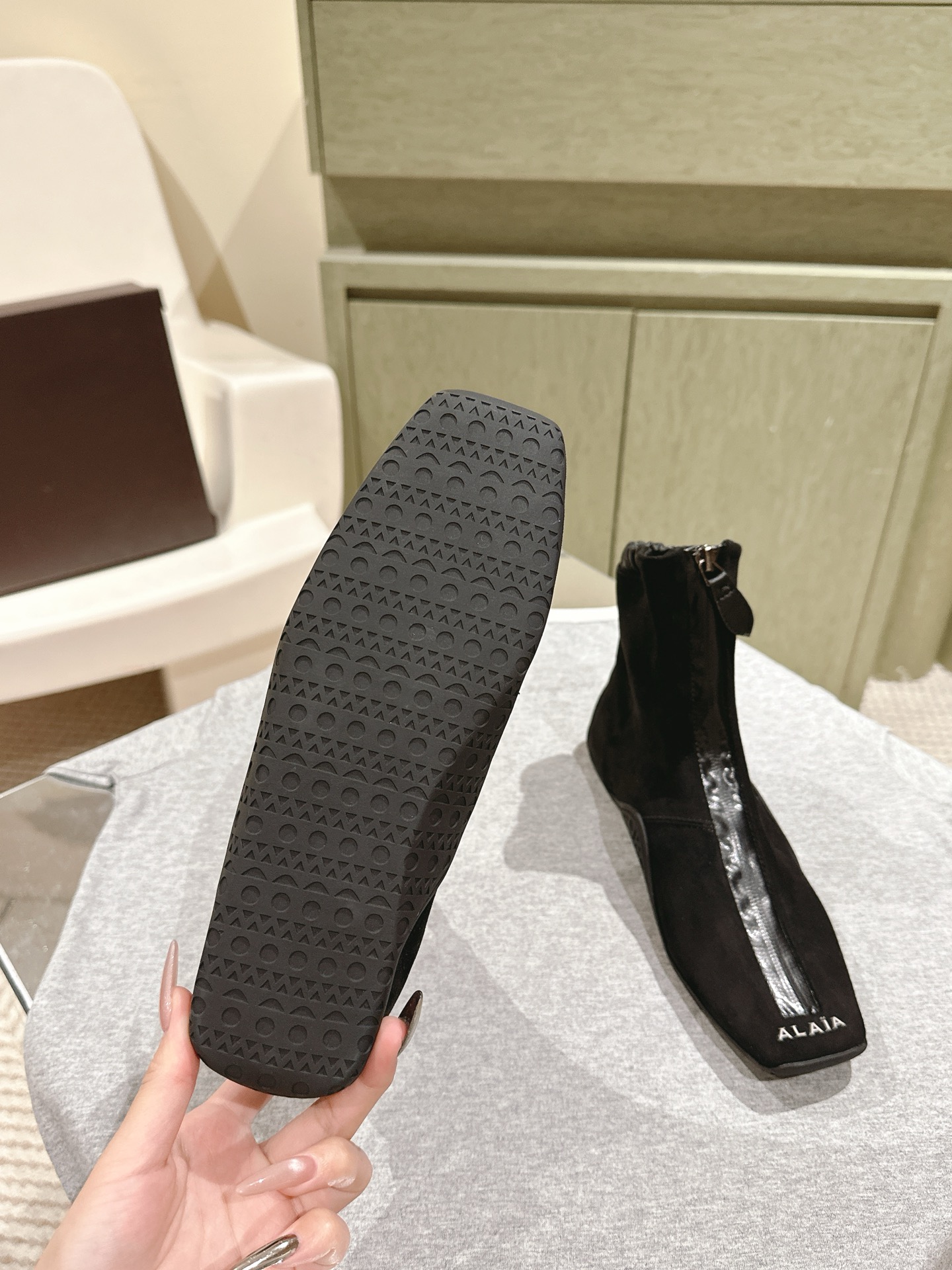 “Stylish Black Drilled Leather Ballet Shoes – Japanese-Inspired Designs with Water Drills | 2025 Collection” - 图片 5
