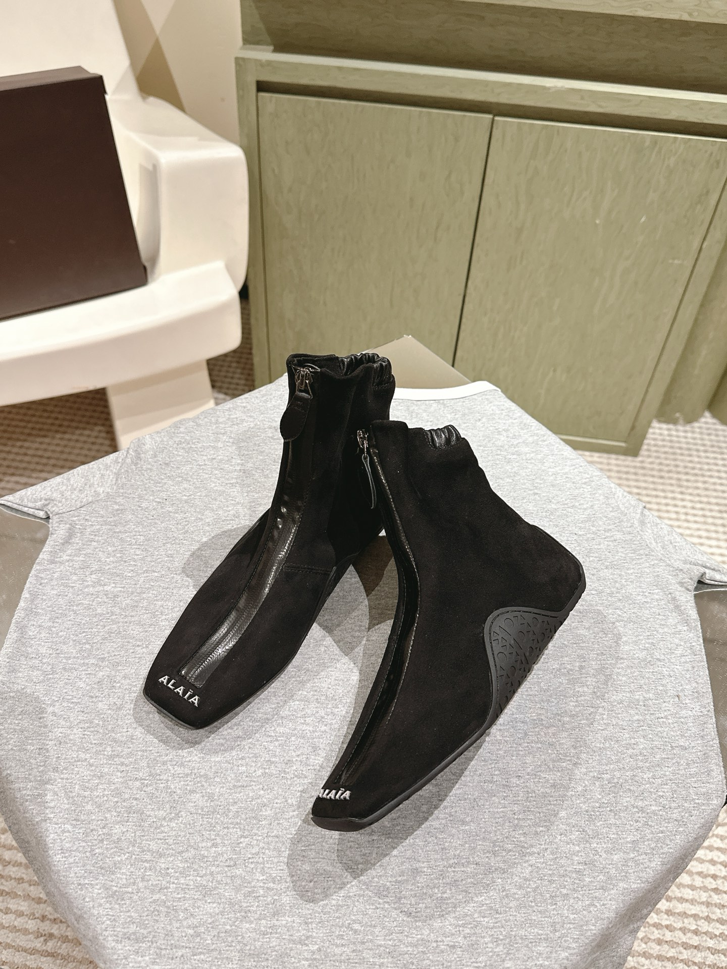 “Stylish Black Drilled Leather Ballet Shoes – Japanese-Inspired Designs with Water Drills | 2025 Collection” - 图片 2