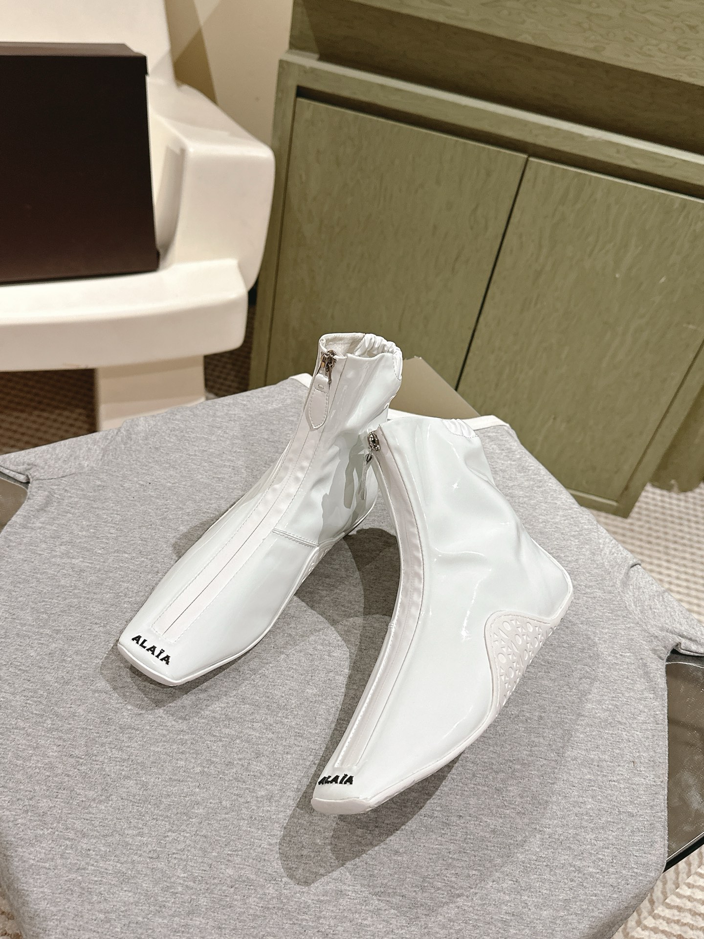 “New 2025 Alaia Web Series: Black Drilled Leather Ballet Shoes with Bling Water Drills and Customization Options”