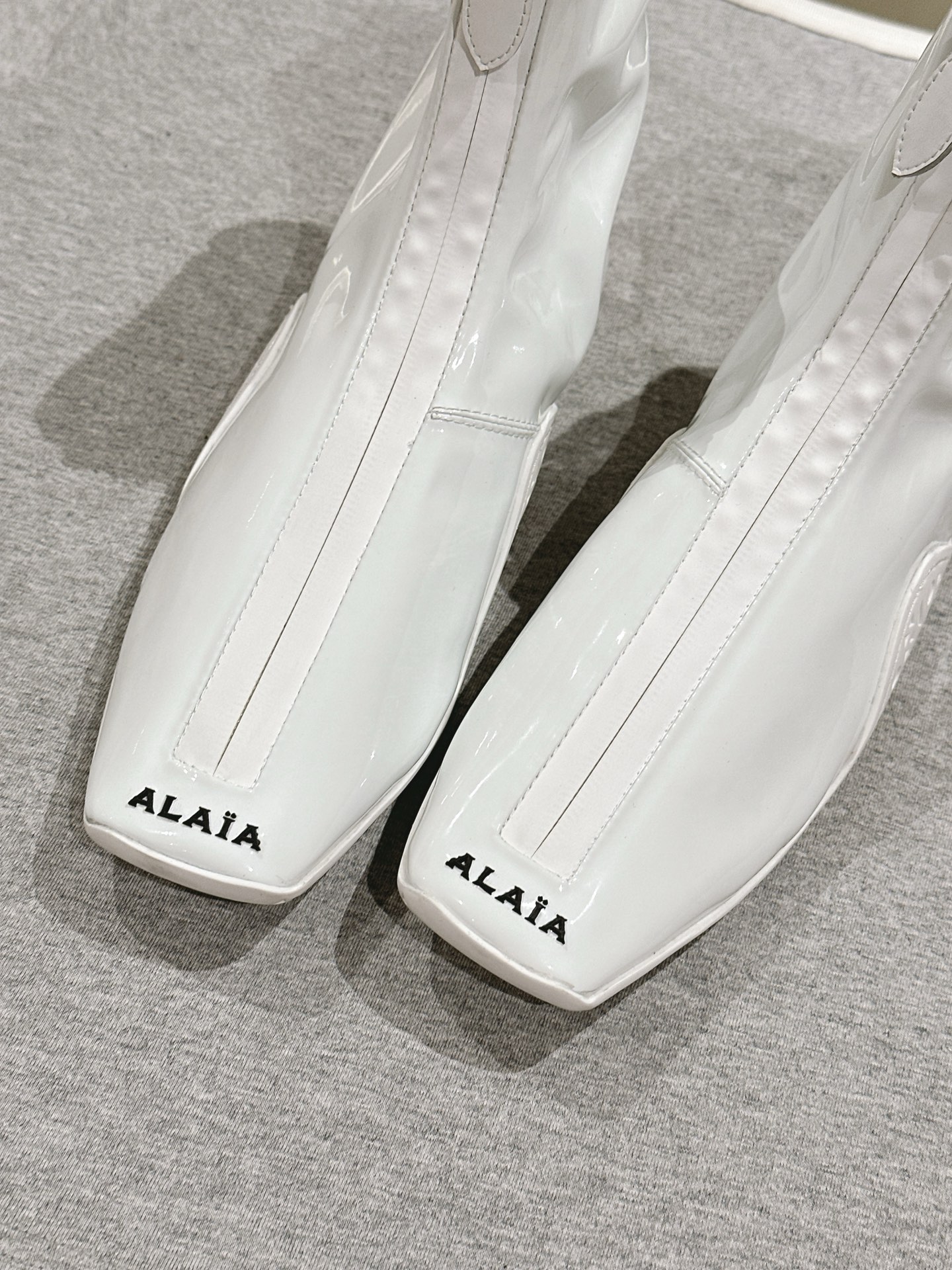 “New 2025 Alaia Web Series: Black Drilled Leather Ballet Shoes with Bling Water Drills and Customization Options” - 图片 3