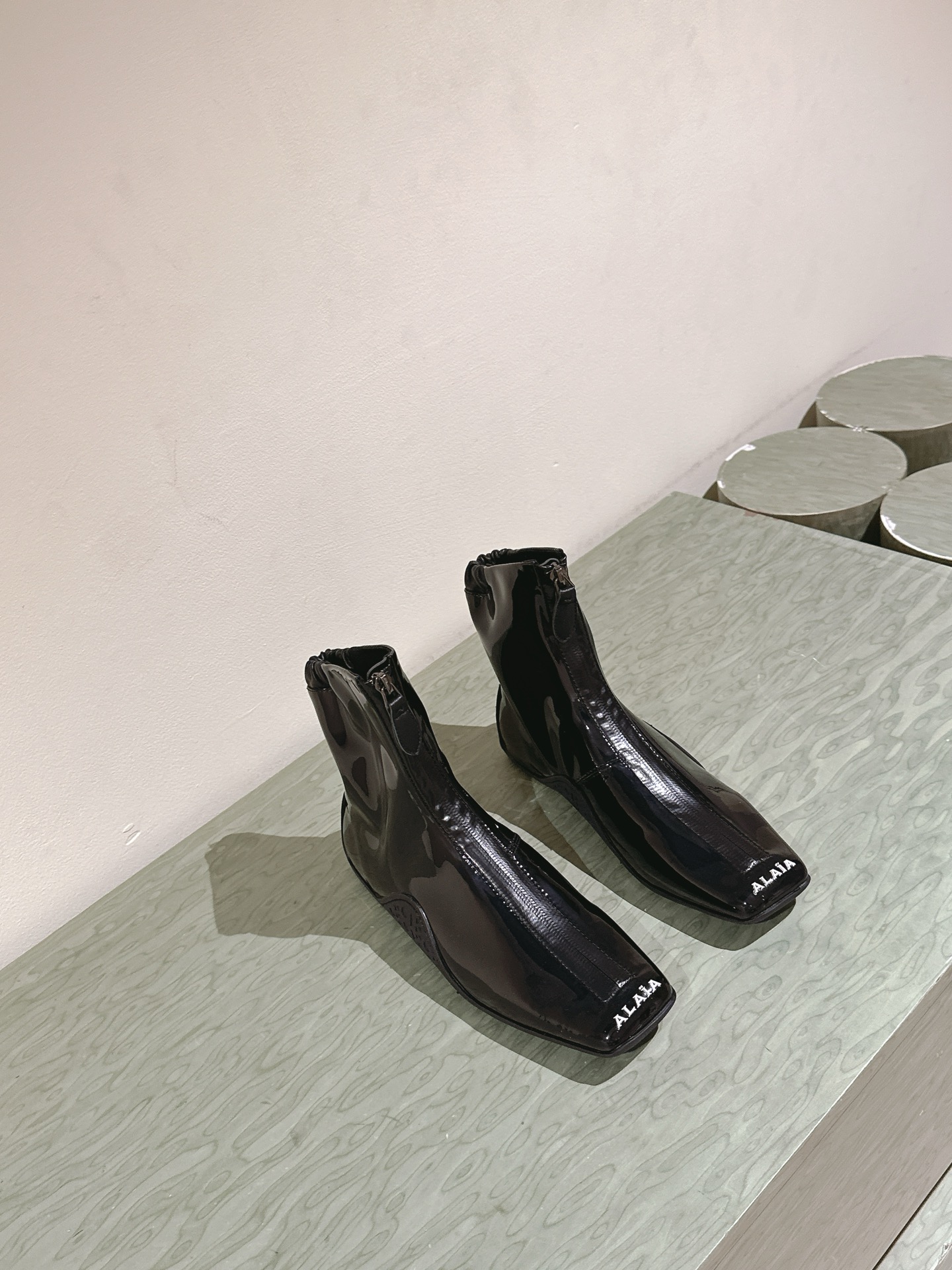 “2025 Alaia Web Series: Black Drilled Leather Ballet Shoes with Bling Water Drills” - 图片 6