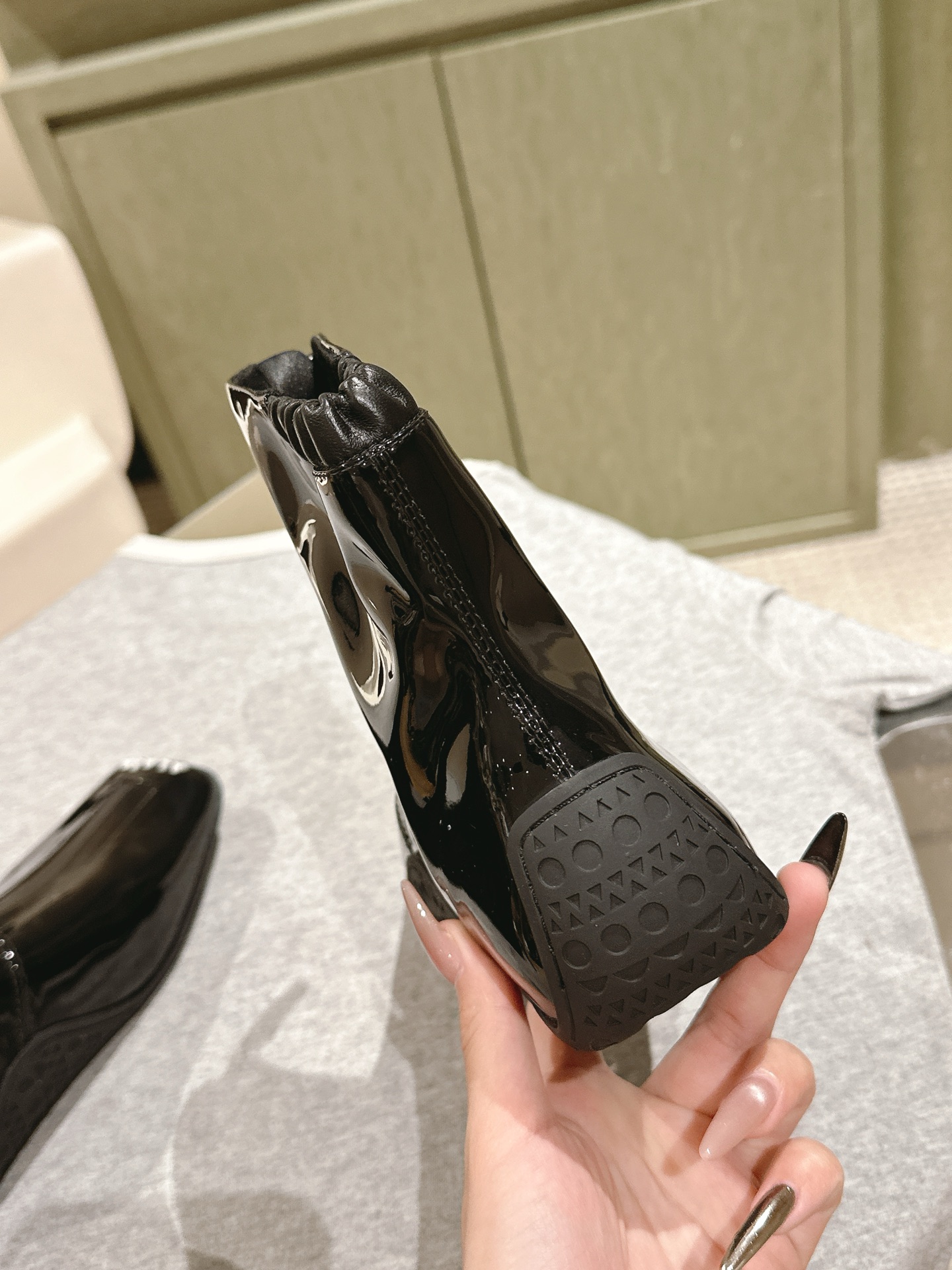 “2025 Alaia Web Series: Black Drilled Leather Ballet Shoes with Bling Water Drills” - 图片 4