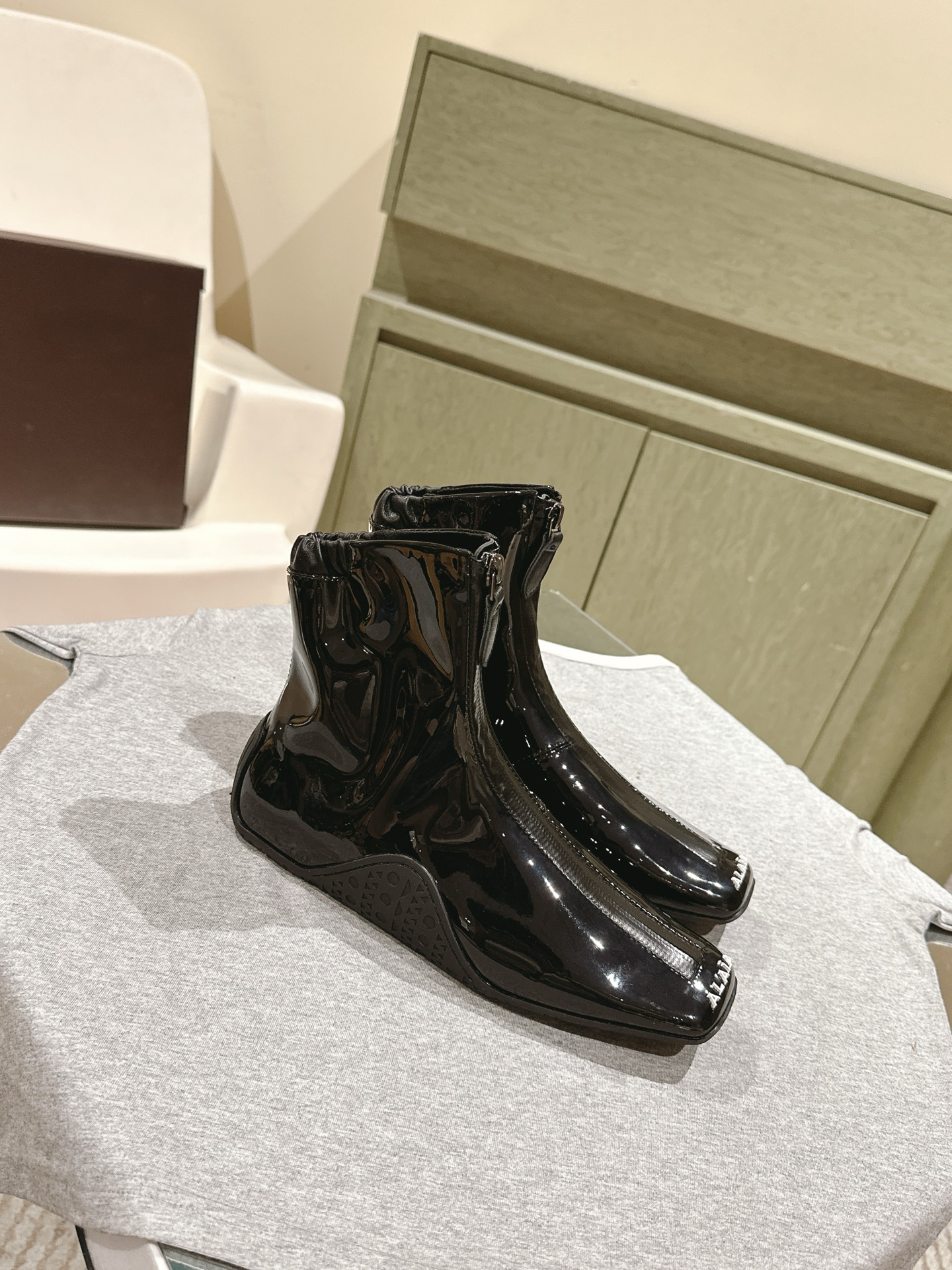 “2025 Alaia Web Series: Black Drilled Leather Ballet Shoes with Bling Water Drills”