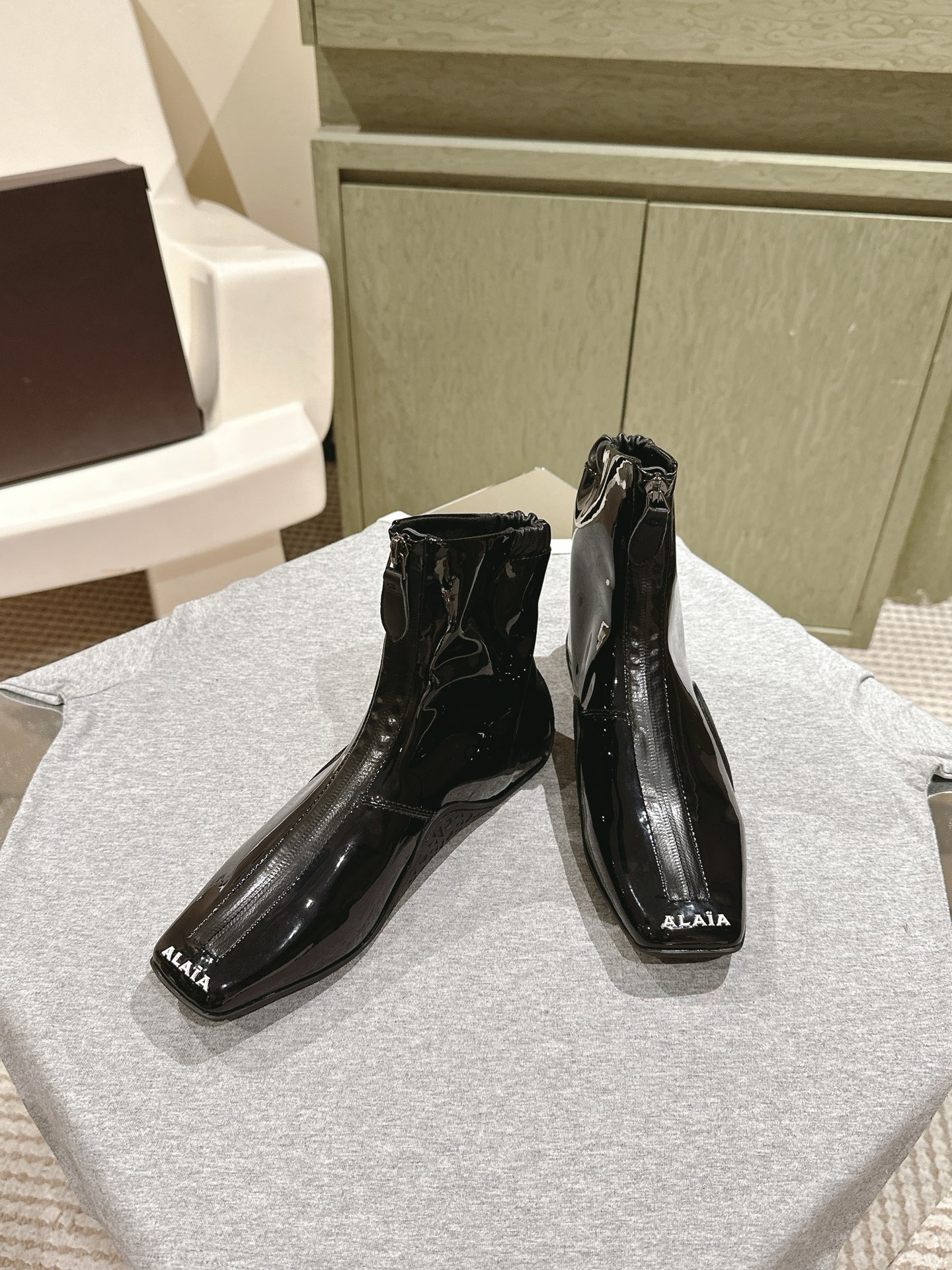 “2025 Alaia Web Series: Black Drilled Leather Ballet Shoes with Bling Water Drills” - 图片 2