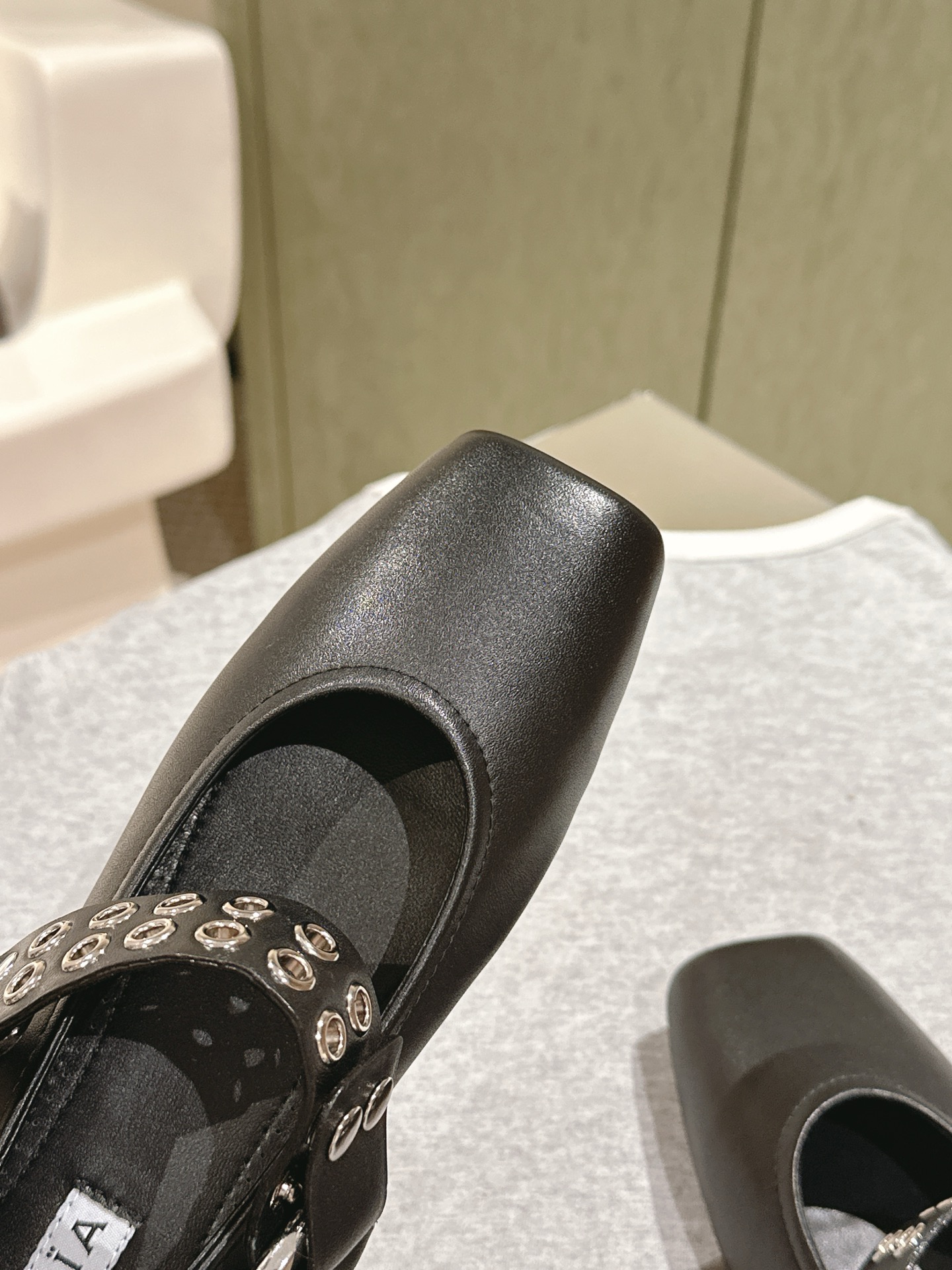 “Stylish Drilled Leather Ballet Shoes Collection with Japanese Inspired Design” - 图片 4