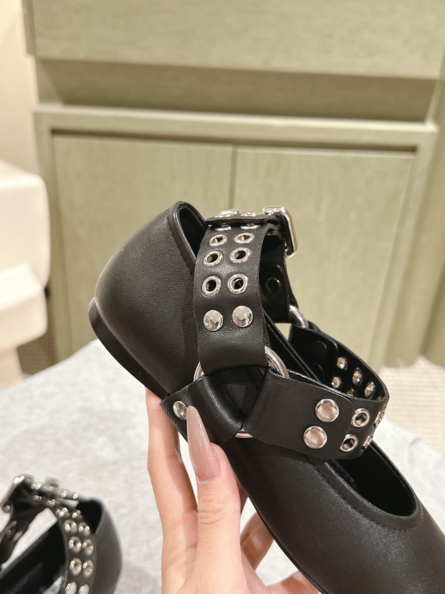 “Stylish Drilled Leather Ballet Shoes Collection with Japanese Inspired Design” - 图片 3