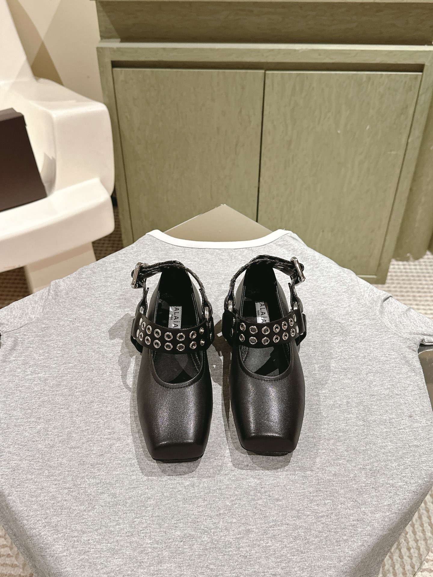 “Stylish Drilled Leather Ballet Shoes Collection with Japanese Inspired Design” - 图片 9