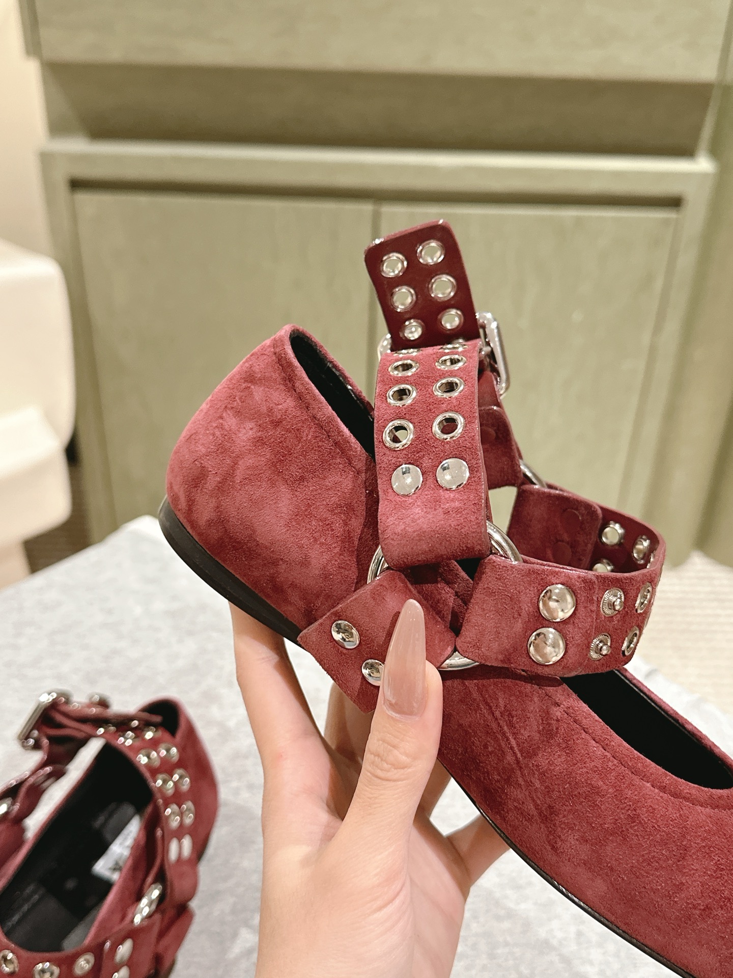 Title: “912 | 2025 ssAlaia Web Series: Drill-Embellished Leather Ballet Shoes Collection Summary: New leather ballet shoes with drill embellishments inspired by Japanese tracks, offering - 图片 3