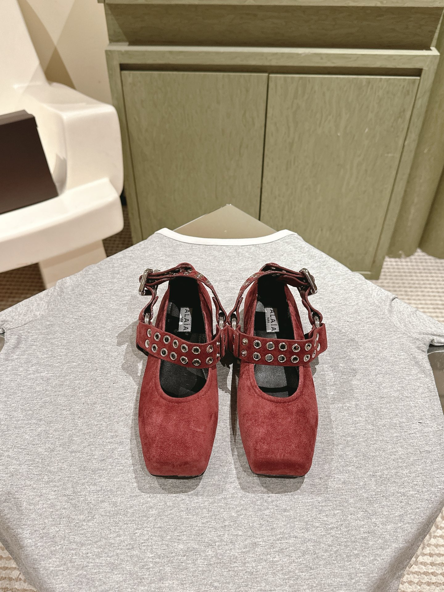 Title: “912 | 2025 ssAlaia Web Series: Drill-Embellished Leather Ballet Shoes Collection Summary: New leather ballet shoes with drill embellishments inspired by Japanese tracks, offering - 图片 9