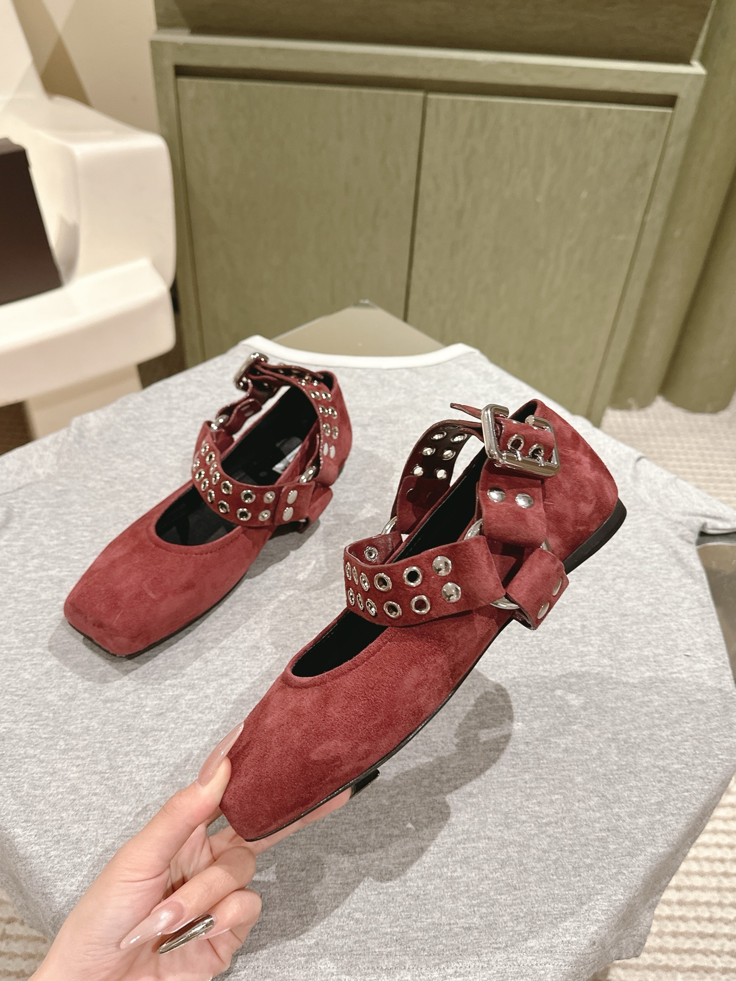 Title: “912 | 2025 ssAlaia Web Series: Drill-Embellished Leather Ballet Shoes Collection Summary: New leather ballet shoes with drill embellishments inspired by Japanese tracks, offering