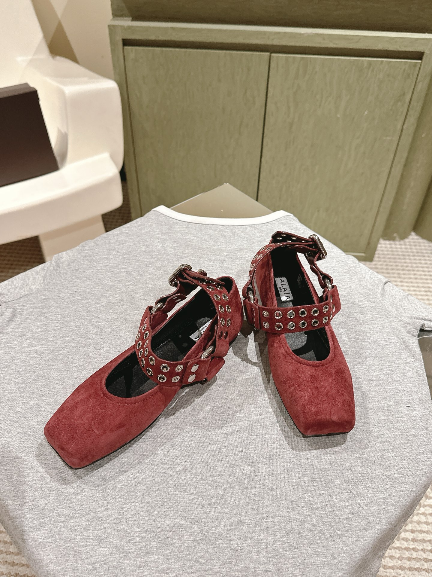 Title: “912 | 2025 ssAlaia Web Series: Drill-Embellished Leather Ballet Shoes Collection Summary: New leather ballet shoes with drill embellishments inspired by Japanese tracks, offering - 图片 2