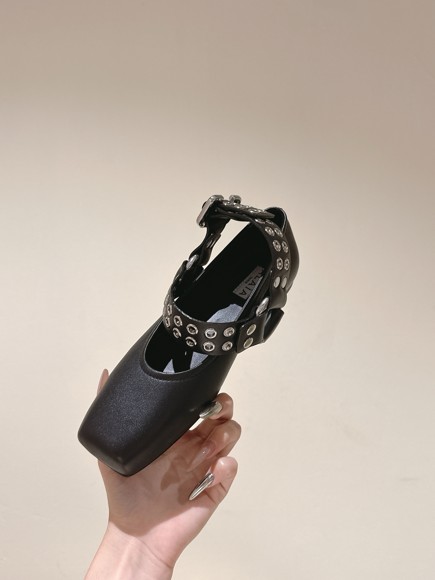 “Stylish Drilled Leather Ballet Shoes Collection with Japanese Inspired Design” - 图片 8