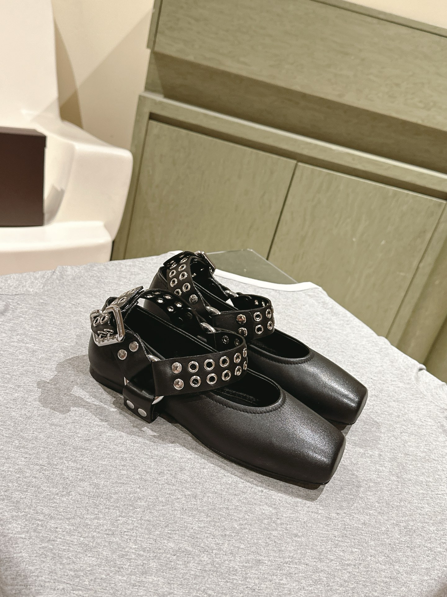 “Stylish Drilled Leather Ballet Shoes Collection with Japanese Inspired Design” - 图片 1