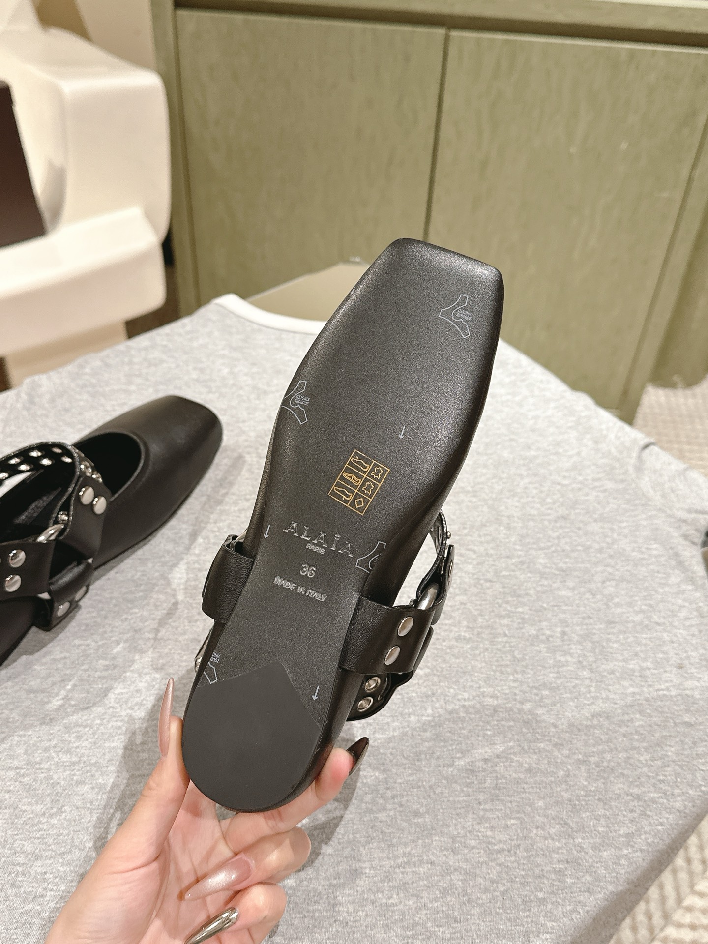 “Stylish Drilled Leather Ballet Shoes Collection with Japanese Inspired Design” - 图片 5