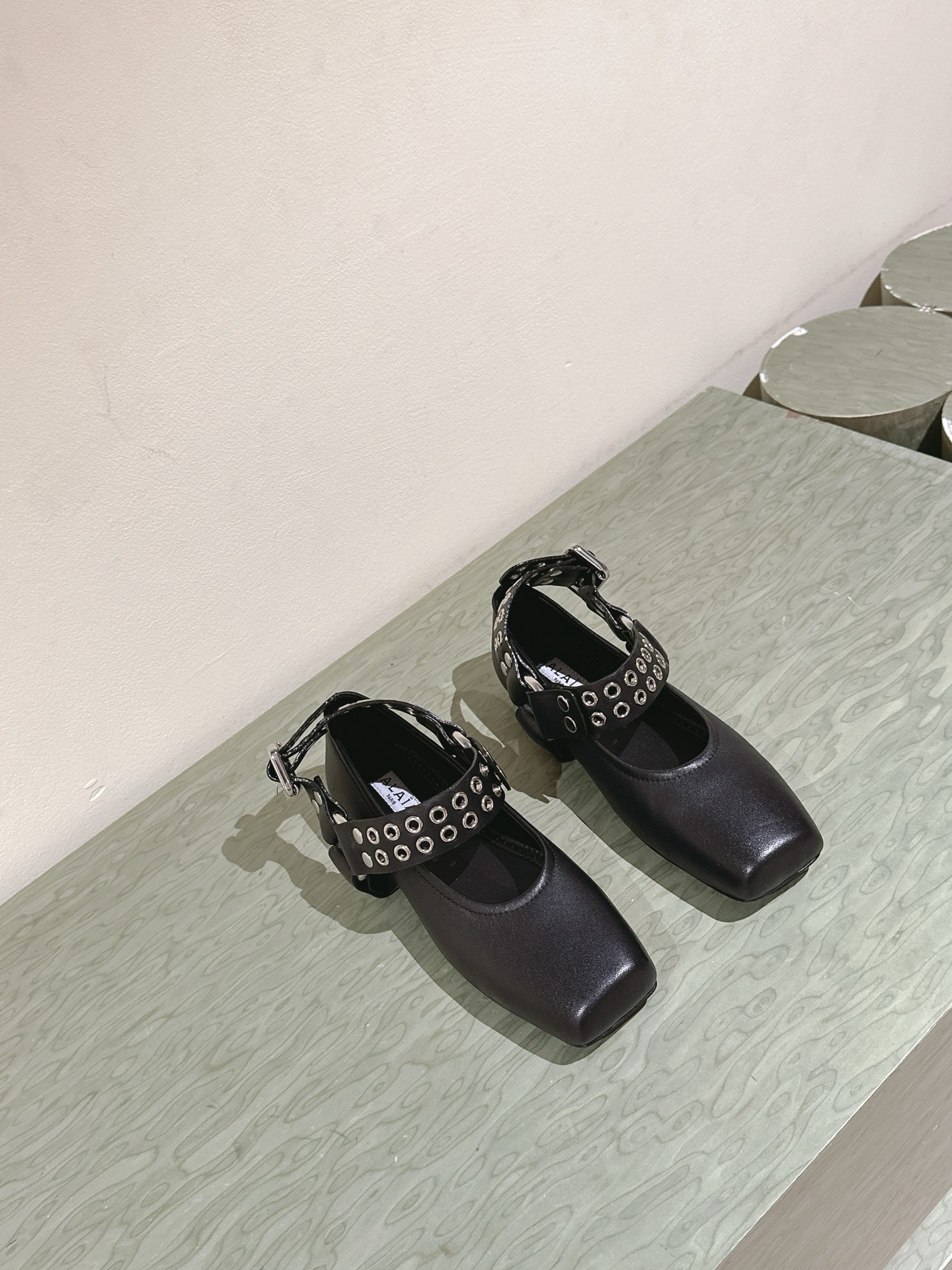 “Stylish Drilled Leather Ballet Shoes Collection with Japanese Inspired Design” - 图片 6
