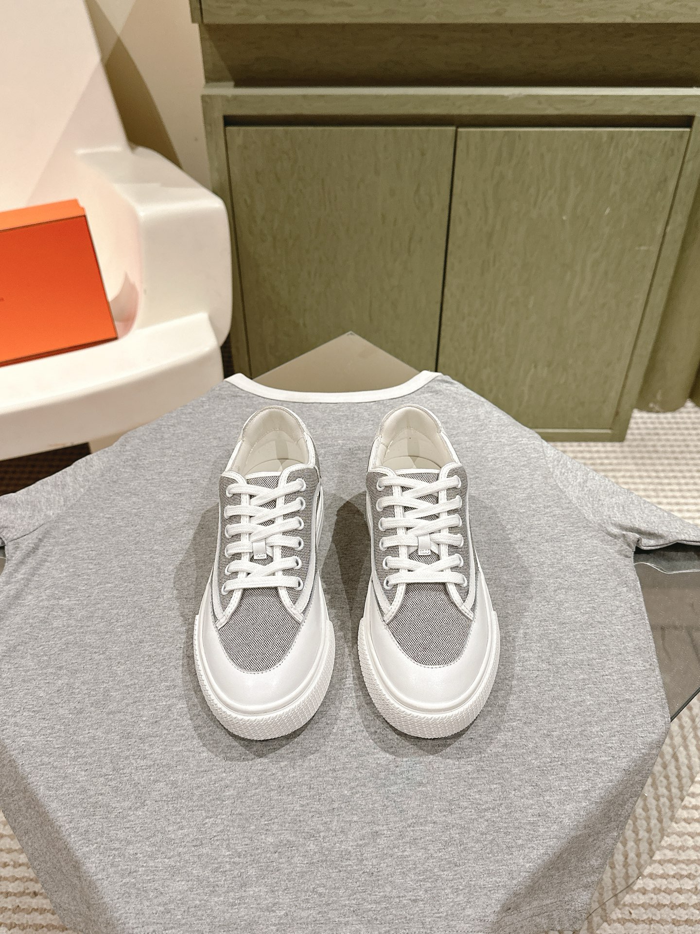 NO:165490,Couple model | 5 counter synchronous casual series!  [Top] Purchase level!  Hermes is undoubtedly the leader among luxury goods. Every item is very popular!  Although there are few styles, the winning is the essence, the winning is the classic, and it will never be outdated. It is a brand that preserves and appreciates value. It is rare to truly make such a reputation among consumer products!  This single shoe is a classic style in this brand. The metal buckle decoration exclusive to Hermes. The classic looks better and better after the long river of history. The leather feels very, very tender. The touch of baby-like skin!  Luxury feeling!  Huge consumables!  Imported Yangjing cowhide upper, the inner foot pads are all imported sheepskin, the original one-to-one tpu bottom, size 35-45, couple model, full set of counter synchronous gift box packaging!  , casual shoes/sports shoes, hermes, hermes, sneakers, cowhide, sheepskin, sheep19860909情侣款  | 5 专柜同步休闲系列！【顶级】代购级别！Hermes 毋庸置疑是奢侈品中的翘楚 每个单品出来都是非常深入人心！虽然款式出的少 但是胜在精 胜在经典 从来不会过时 属于保值升值的品牌 在消费品里面真心作出这样的口碑来 也是实属难得！这款单鞋 在这个品牌经典款式 专属爱马仕的金属扣装饰 经典是经过历史长河而越看越好看 皮质触感非常非常柔嫩的感觉 婴儿般肌肤的触感！奢华感受！耗材巨大！进口羊京牛皮鞋面 内里垫脚都是进口绵羊皮,原版一比一tpu底 尺码35-45 情侣款 全套专柜同步礼盒包装！,休闲鞋/运动鞋,hermes,hermes,sneakers,cowhide,sheepskin,sheep,Women's Shoes