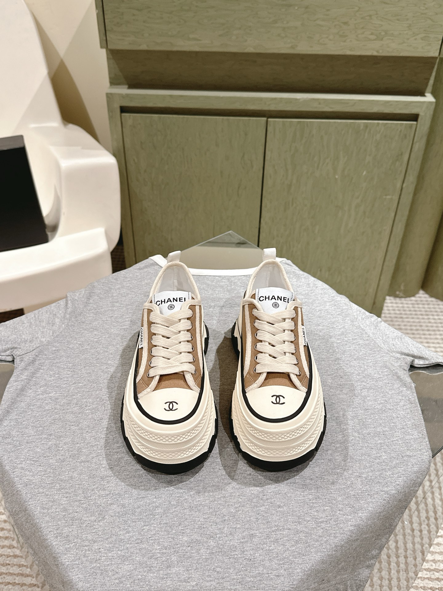 NO:166204,| 5 Chanel new arrival~ Spring and summer big head thick-soled high-rise shoes have a new product every year. It is a single casual shoe that everyone must buy. Size 35-40 40 Customized!  Full set of simultaneous gift boxes for counters!  ,Casual shoes/sports shoes,chanel,chanel,sneakers19860909| 5 Chane…l 香奈儿new arrival～春夏大头厚底增高鞋新品每年爆单款休闲鞋,人手必入 size 35-40 40 定制！全套专柜同步礼盒包装！,休闲鞋/运动鞋,chanel,chanel,sneakers,Women's Shoes