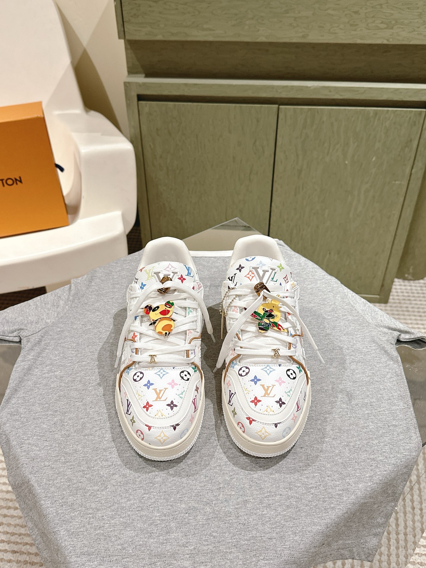 NO:166207,Couple style button 50 | 5 LV purchasing grade shoes are available in stock!  Classic Donkey Family full series!  LVTrainer PVC sneakers, every style and color matching is great!  Trainer's feet feel really good, full of surprises and silver updates, and Xiaohongshu Internet celebrity couples are starting to show!  The fabric is made of the same material as the original, and the original version compares each detail one by one!  Various leather TPU cloths, super complex splicing, TPU original bottom, purchasing level, not ordinary material!  Number of numbers for women 35-40 for men 39-45 for delivery counters simultaneously with full packaging!  , casual shoes / sneakers, louis vuitton, louis vuitton, louis vuitton, louis vuitton, sneakers19860909情侣款扣子50 | 5  LV代购级板鞋新色现货供应！经典驴家全系列！LVTrainer PVC 运动鞋, 每个款式配色都很赞！Trainer的脚感真的非常不错,惊喜满满银色不断更新,小红书网红情侣纷纷开秀！ 面料选用原版完全一样材质做工细节,原版一比一对比每个细节！各种皮面TPU 布 超复杂拼接 TPU原版大底,代购级别,不是普通材质哦！ 码数女35-40 男39-45 配送专柜同步全套包装！,休闲鞋/运动鞋,louis vuitton,louis vuitton,louis vuitton,sneakers,Women's Shoes