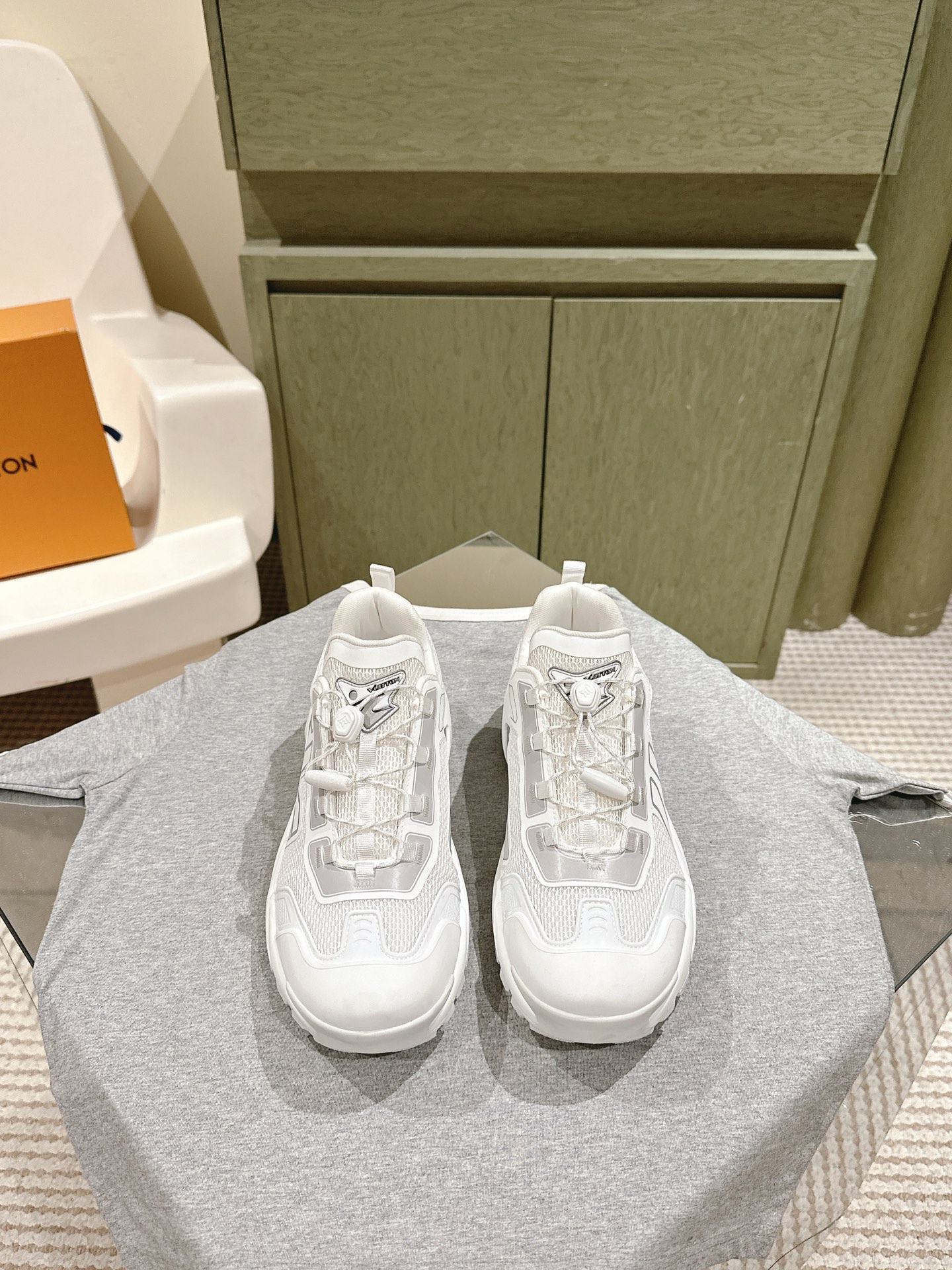 NO:166209,| 5 New colors of LV purchasing-grade shoes are available in stock!  Classic Donkey Family full series!  LVTrainer PVC sneakers, every style and color matching is great!  Trainer's feet feel really good, full of surprises and silver updates, and Xiaohongshu Internet celebrity couples are starting to show!  The fabric is made of the same material as the original, and the original version compares each detail one by one!  Various leather TPU cloths, super complex splicing, TPU original bottom, purchasing level, not ordinary material!  Number of codes for men 39-45 The delivery counter is synchronized with full packaging!  , casual shoes / sneakers, louis vuitton, louis vuitton, louis vuitton, louis vuitton, sneakers19860909| 5  LV代购级板鞋新色现货供应！经典驴家全系列！LVTrainer PVC 运动鞋, 每个款式配色都很赞！Trainer的脚感真的非常不错,惊喜满满银色不断更新,小红书网红情侣纷纷开秀！ 面料选用原版完全一样材质做工细节,原版一比一对比每个细节！各种皮面TPU 布 超复杂拼接 TPU原版大底,代购级别,不是普通材质哦！ 码数 男39-45 配送专柜同步全套包装！,休闲鞋/运动鞋,louis vuitton,louis vuitton,louis vuitton,sneakers,Women's Shoes