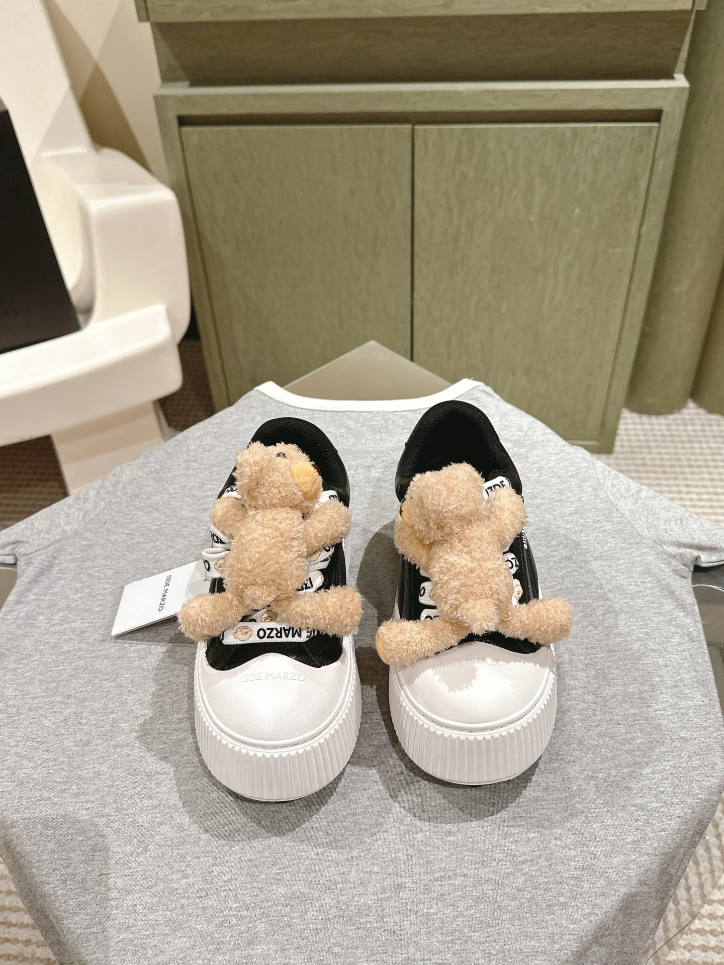 NO:471075,13DE MARZO collaborative color-blocking biscuit shoes. The niche designer brand pioneer inspiration and brand genes are integrated. The unrestrained and avant-garde fashion concept is interpreted with an unrestrained attitude. This shoe is super beautiful and versatile. The thick-soled shoes with heightened appearance are super fashionable. The key is that bears can be removed and removed. Fabric cowhide/embossed cowhide. The inner breathable net. The original high-soled rubber sole. Size 35-39 (40 fixed). Original packaging, casual shoes/sports shoes, sneakers, cowhide1986090913DE MARZO联名款拼色饼干鞋 小众设计师品牌先锋灵感与品牌基因融汇贯通 以不羁态度解译个性构写不设限的前卫时尚理念 這款鞋型超好看又百搭 增高的厚底鞋外觀超時尚 重點是小熊都是可以摘卸的 面料牛皮/压花牛皮 内里透气网 大底原版增高胶鞋底 码数35-39（40定） 原版包装,休闲鞋/运动鞋,sneakers,cowhide,Women's Shoes