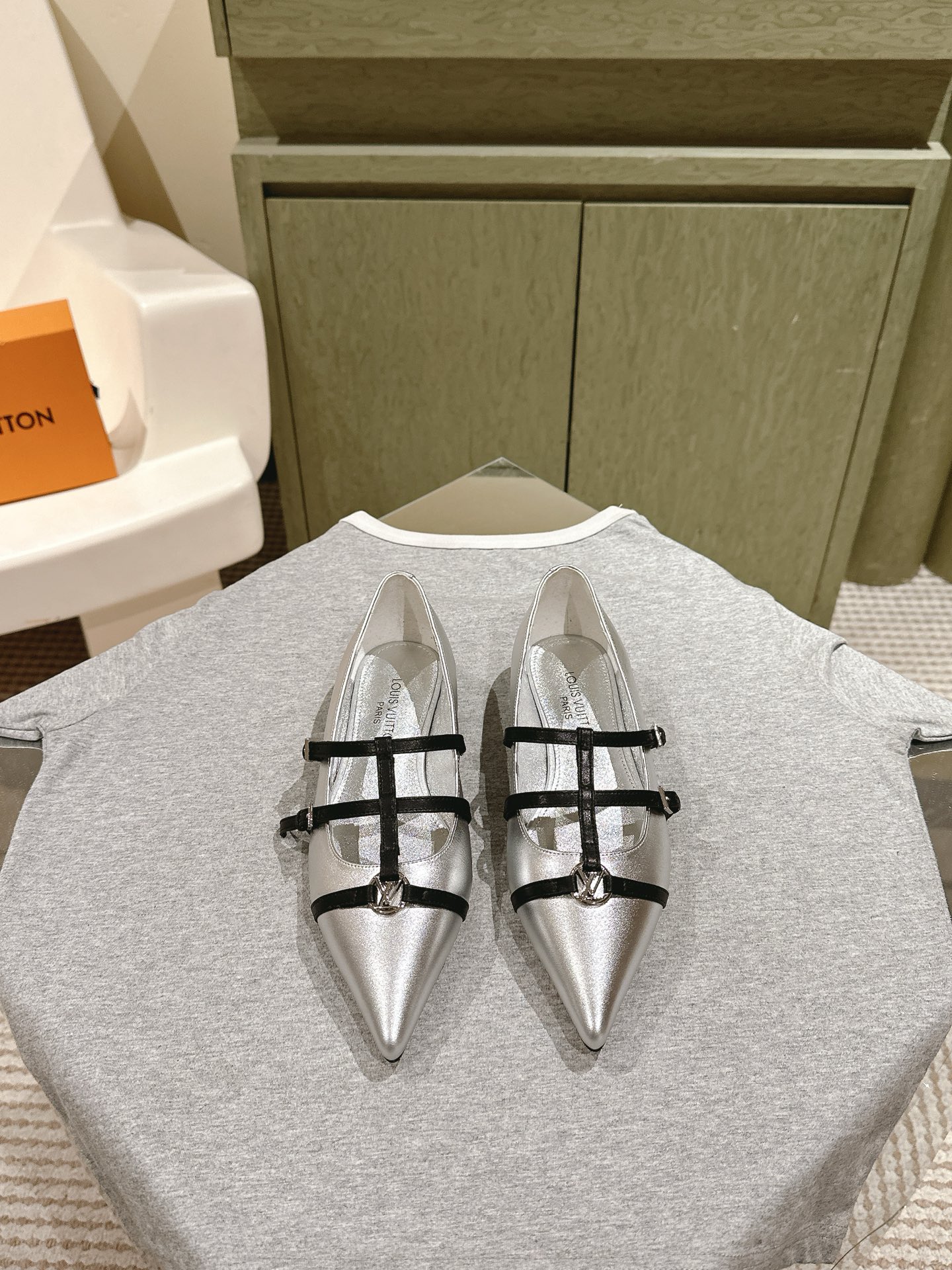 NO:470668,Louis Vuitton | 5 LV Cruise Women's Shoes New beautiful pointed-toe heels in early spring This season is so surprising. The minimalist beauty that has been missing in the fashion industry for a long time. The effortless elegance of dopamine color matching comes in a fashionable and exquisite style. It is Xianpiaopiao's original 1:1 customized imported beef patent leather fabric sheepskin, diamond buckle private mold custom rhinestones!  Sheepskin inner lining, imported genuine leather large sole from Italy, heel height 4.5cm/flat bottom, size 35-39 # 40 Customized without return and exchange!  Full set of simultaneous gift boxes for counters!  ,sandals single shoes,louis vuitton,louis vuitton,sandals,sheepskin,Leather soles19860909路易威登 | 5  LV Cruise女鞋 早春新款绝美尖头小跟鞋这一季太让人惊喜了,时尚界久违的极简之美,多巴胺配色毫不费力的优雅风来袭时髦精致绝美穿上就是仙飘飘的时尚公主原版1:1订制进口牛漆皮面料羊皮,钻扣私模定制水钻！羊皮内里,意大利进口真皮大底,跟高4.5cm/平底 码数35-39 # 40定制不退换！ 全套专柜同步礼盒包装！,凉鞋单鞋,louis vuitton,louis vuitton,sandals,sheepskin,Leather soles,Women's Shoes